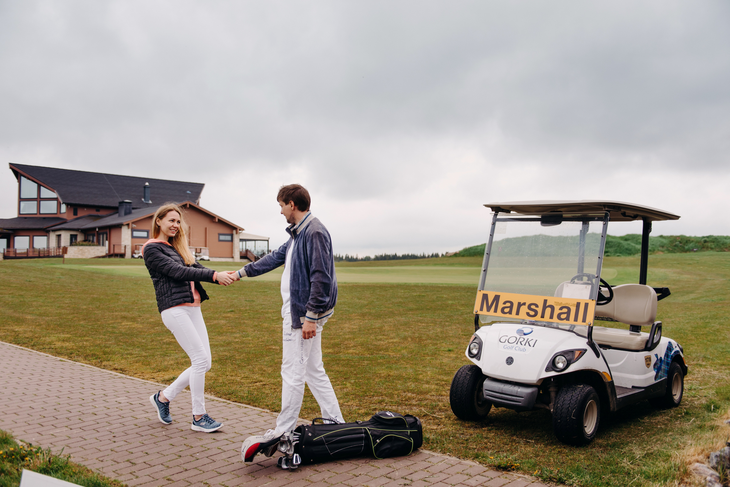 фотосъёмка лавстори в гольф клубе, фотосессия для пар