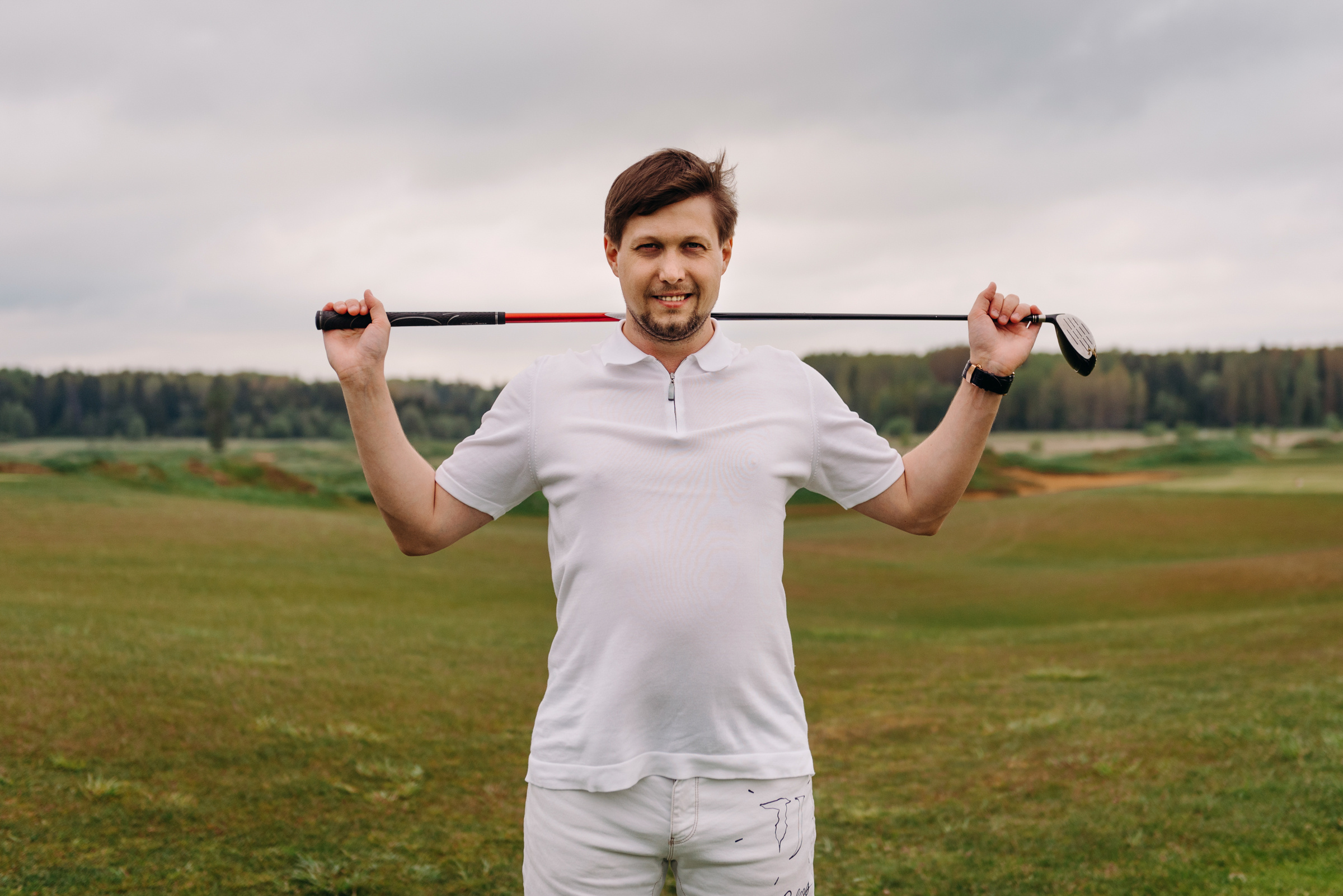 фотосъёмка лавстори в гольф клубе, фотосессия для пар