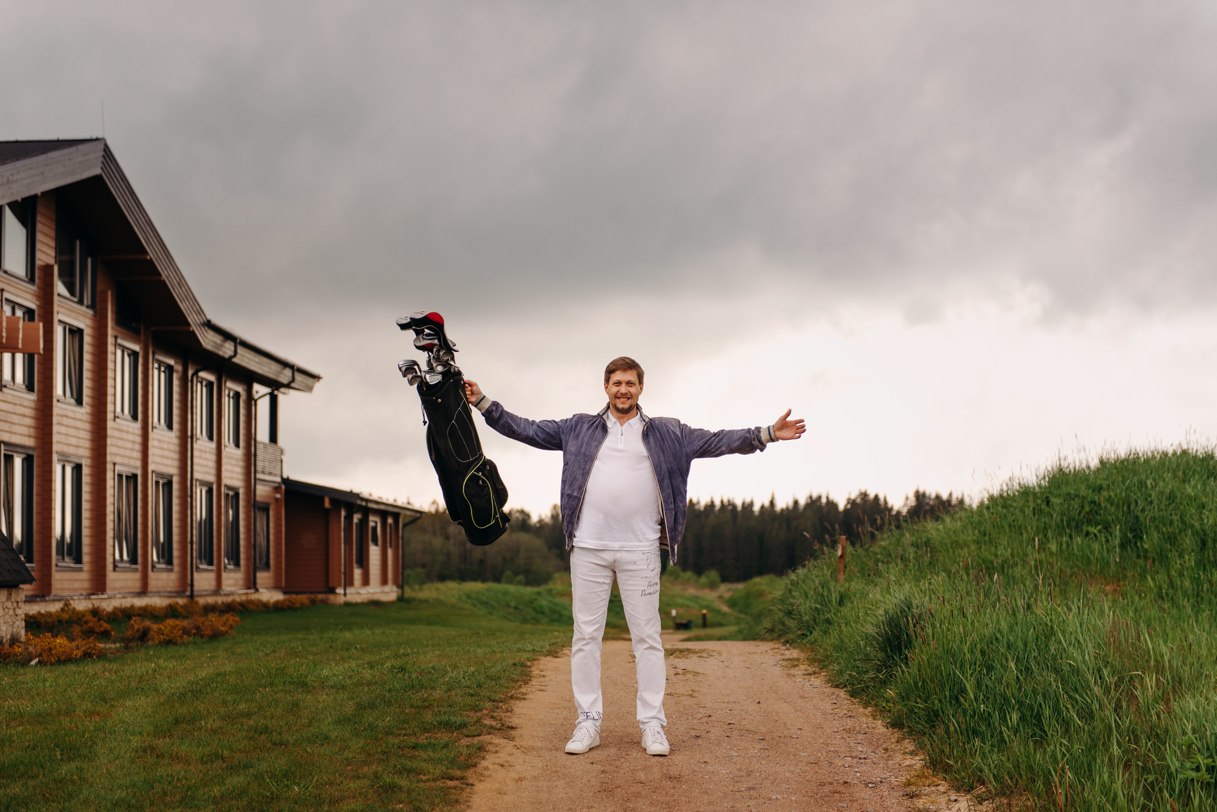 фотосъёмка лавстори в гольф клубе, фотосессия для пар