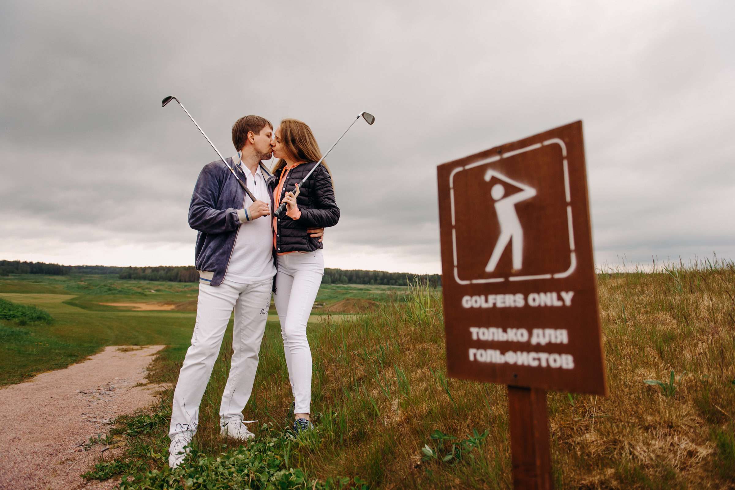 фотосъёмка лавстори в гольф клубе, фотосессия для пар