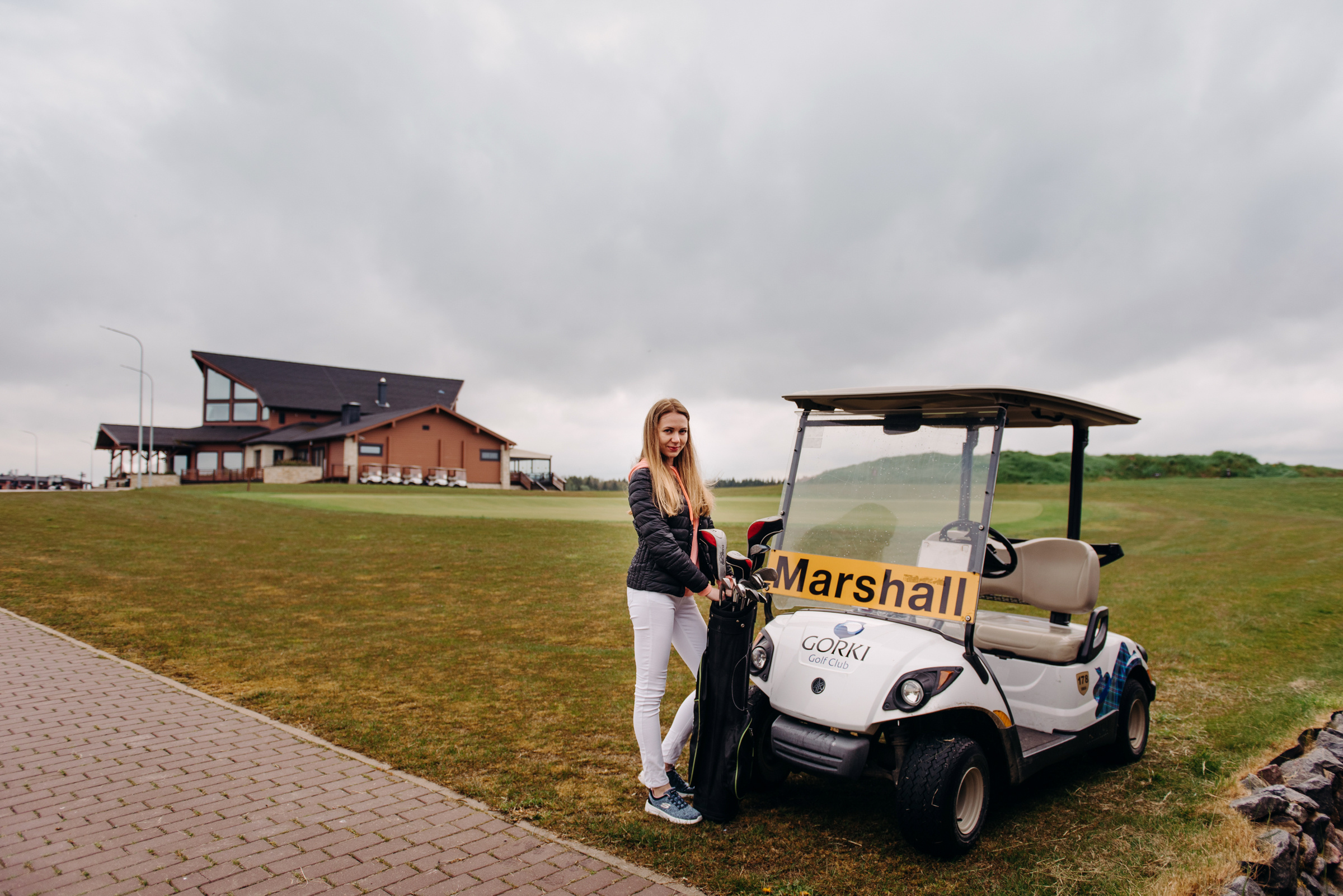 фотосъёмка лавстори в гольф клубе, фотосессия для пар