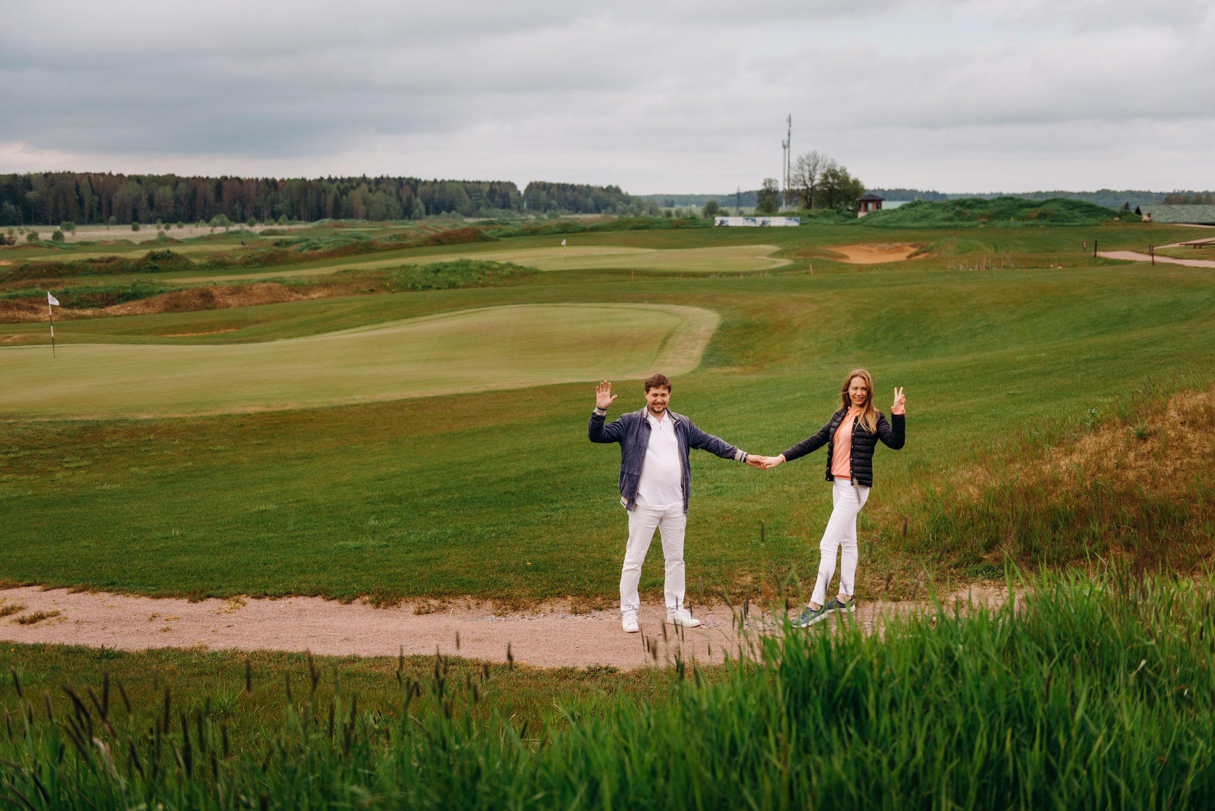 фотосъёмка лавстори в гольф клубе, фотосессия для пар