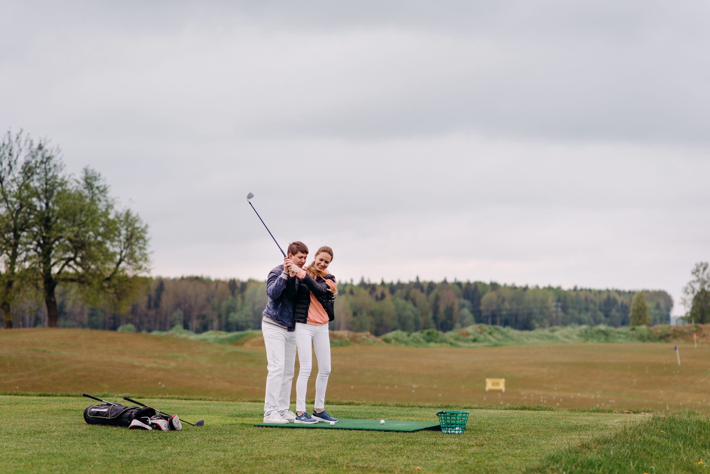 фотосъёмка лавстори в гольф клубе, фотосессия для пар