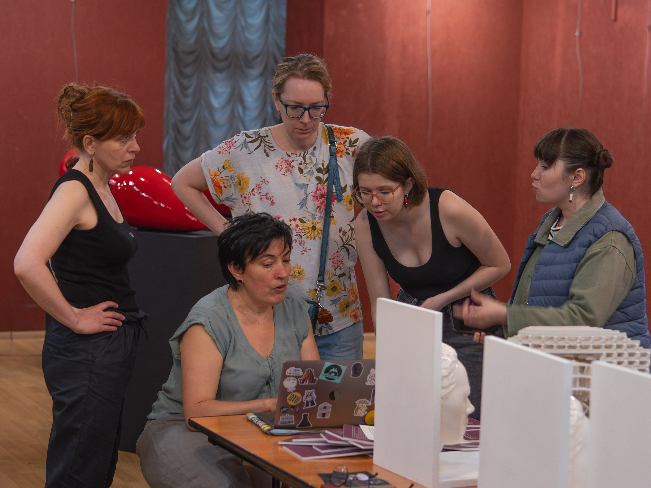 Монтаж выставки «10 из 10». Фотохудожник Москва