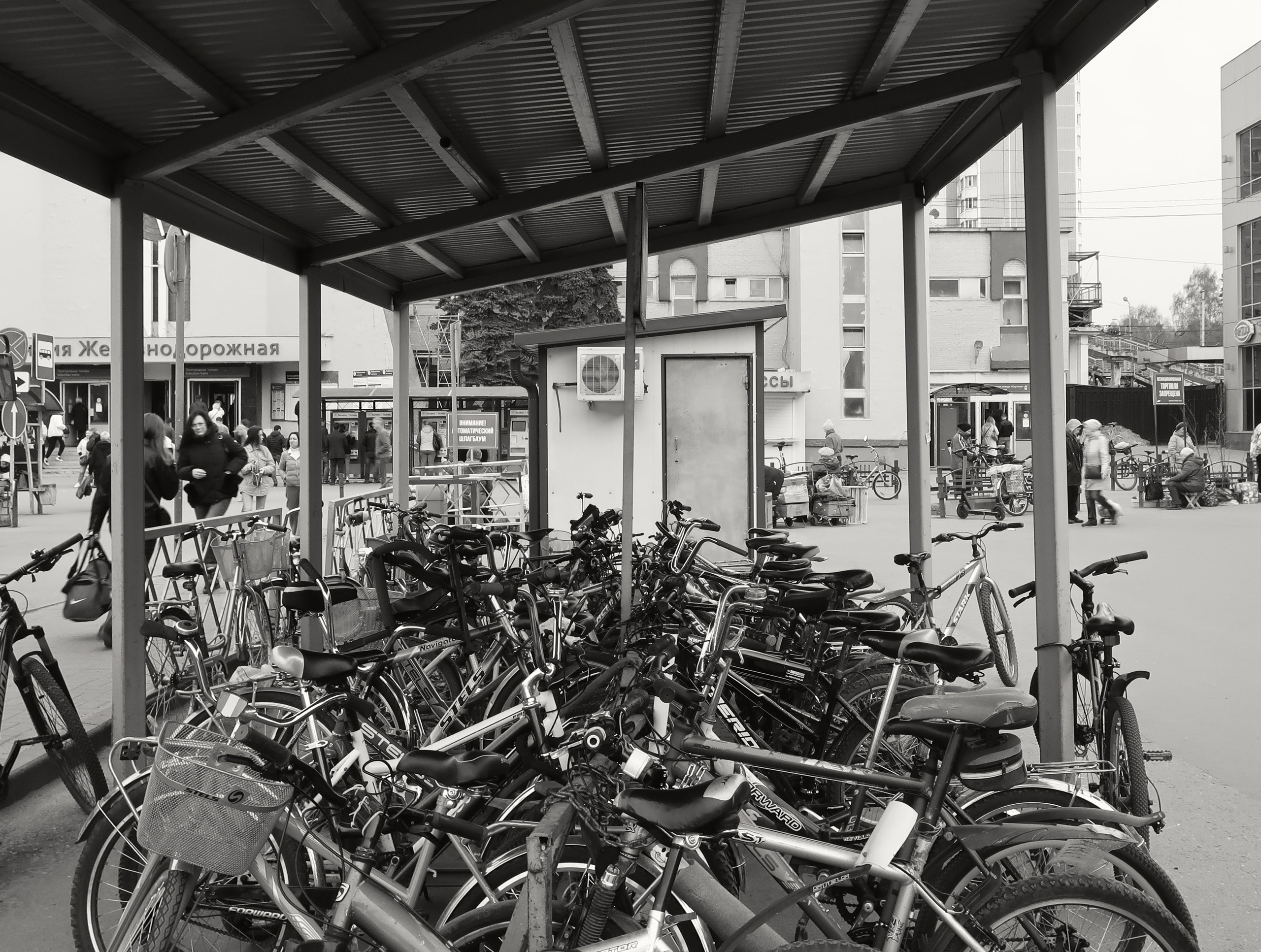 Это не груда металлического мусора. Это стоянка велосипедов у станции Железнодорожная в Подмосковье.