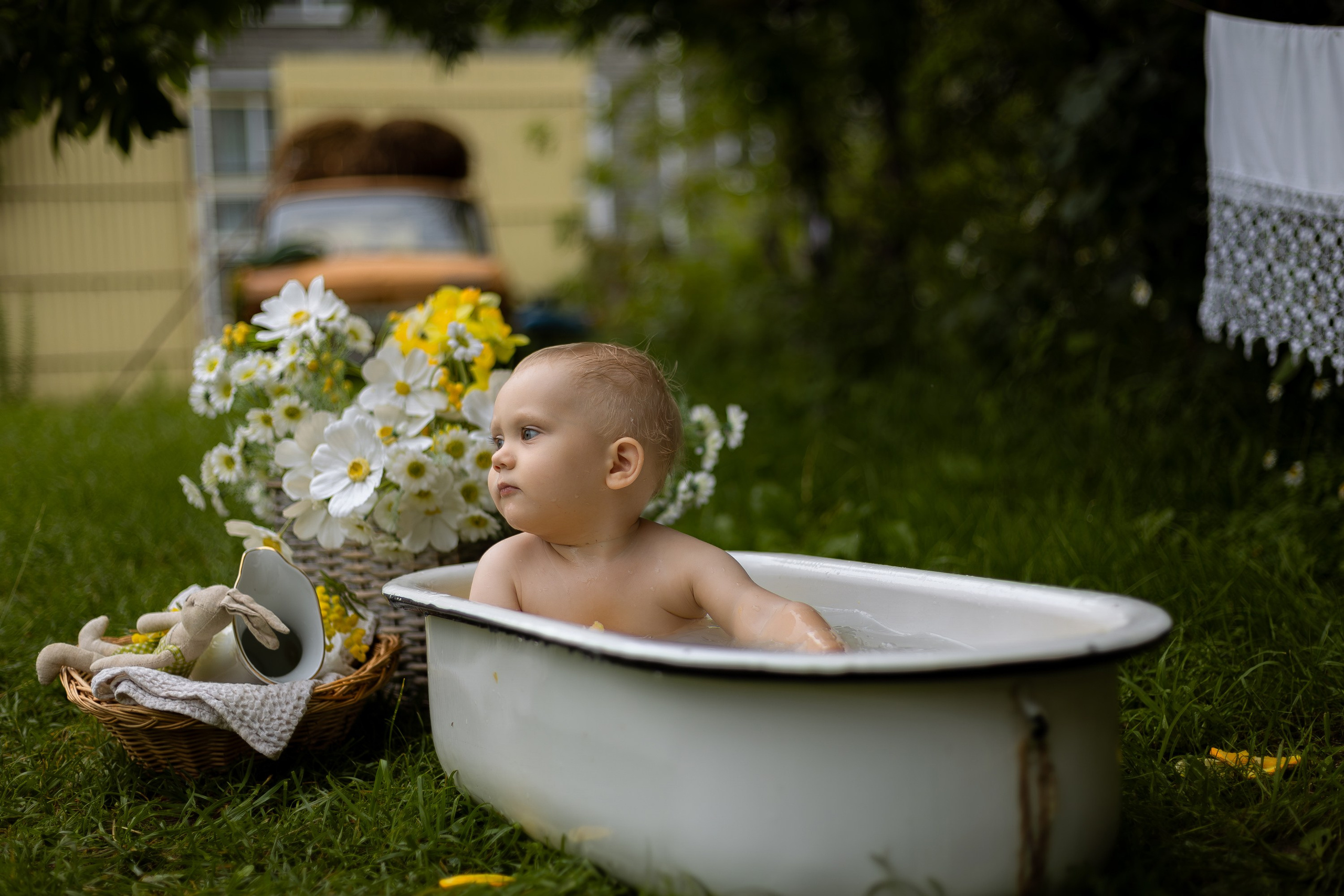 детская фотосессия в ванночке девочка и мальчик, ванна с молоком, ванна с уточками, ванна с цитрусами, ванна с ромашками