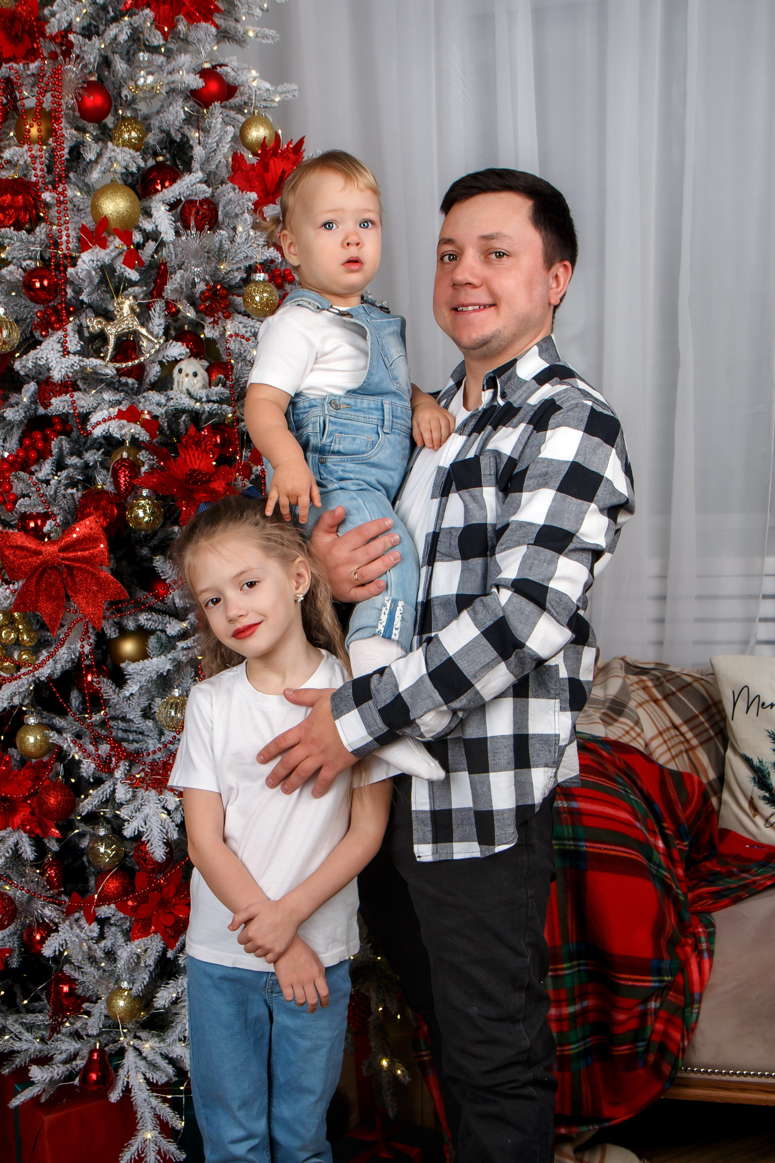 Новогодняя фотосъемка для Ангелины и ее семьи. Фотограф в Шелехове, лучшие выпускные альбомы в Шелехове