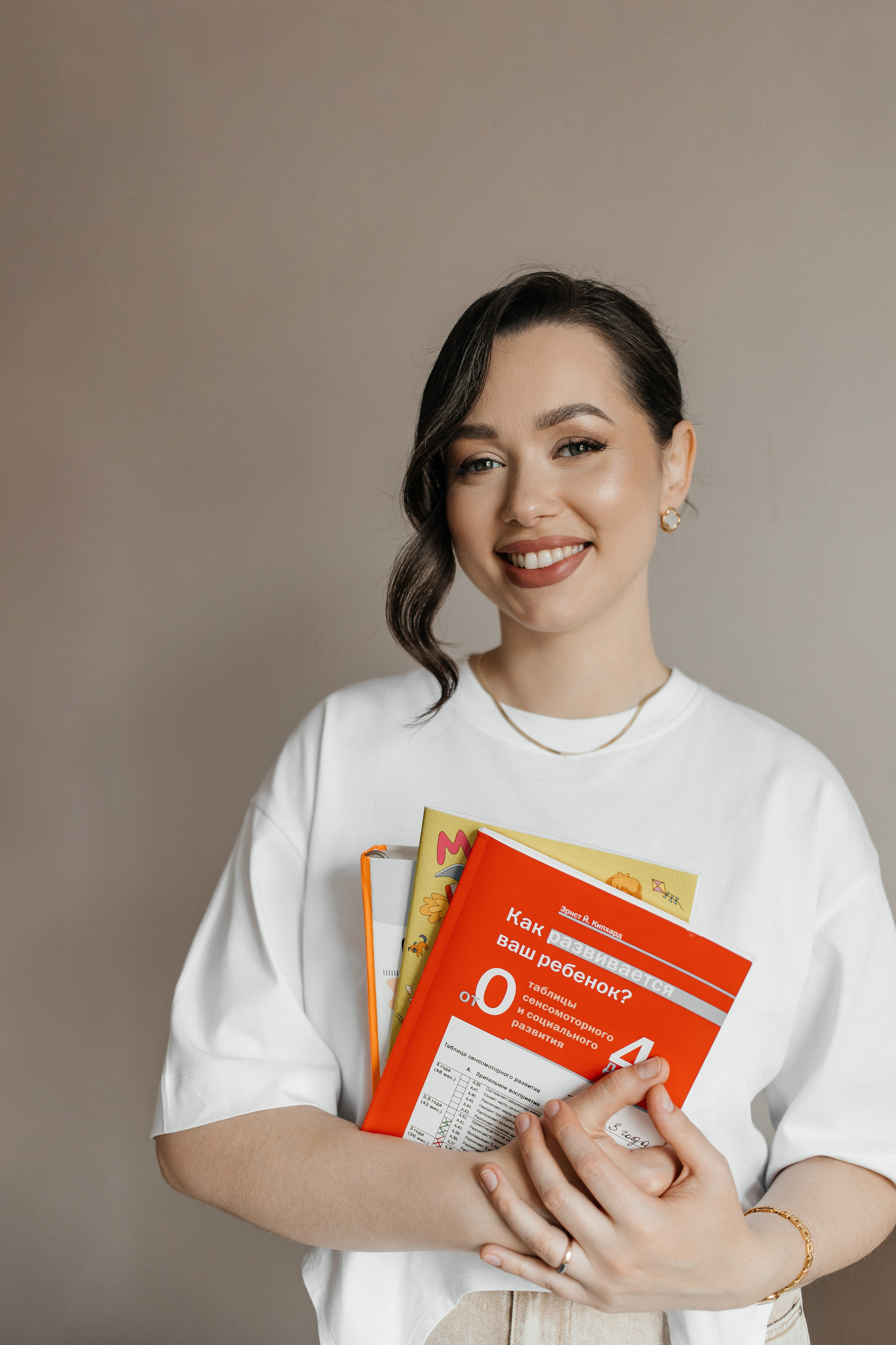 логопед с книгой и пособиями контентная съёмка в Гродно