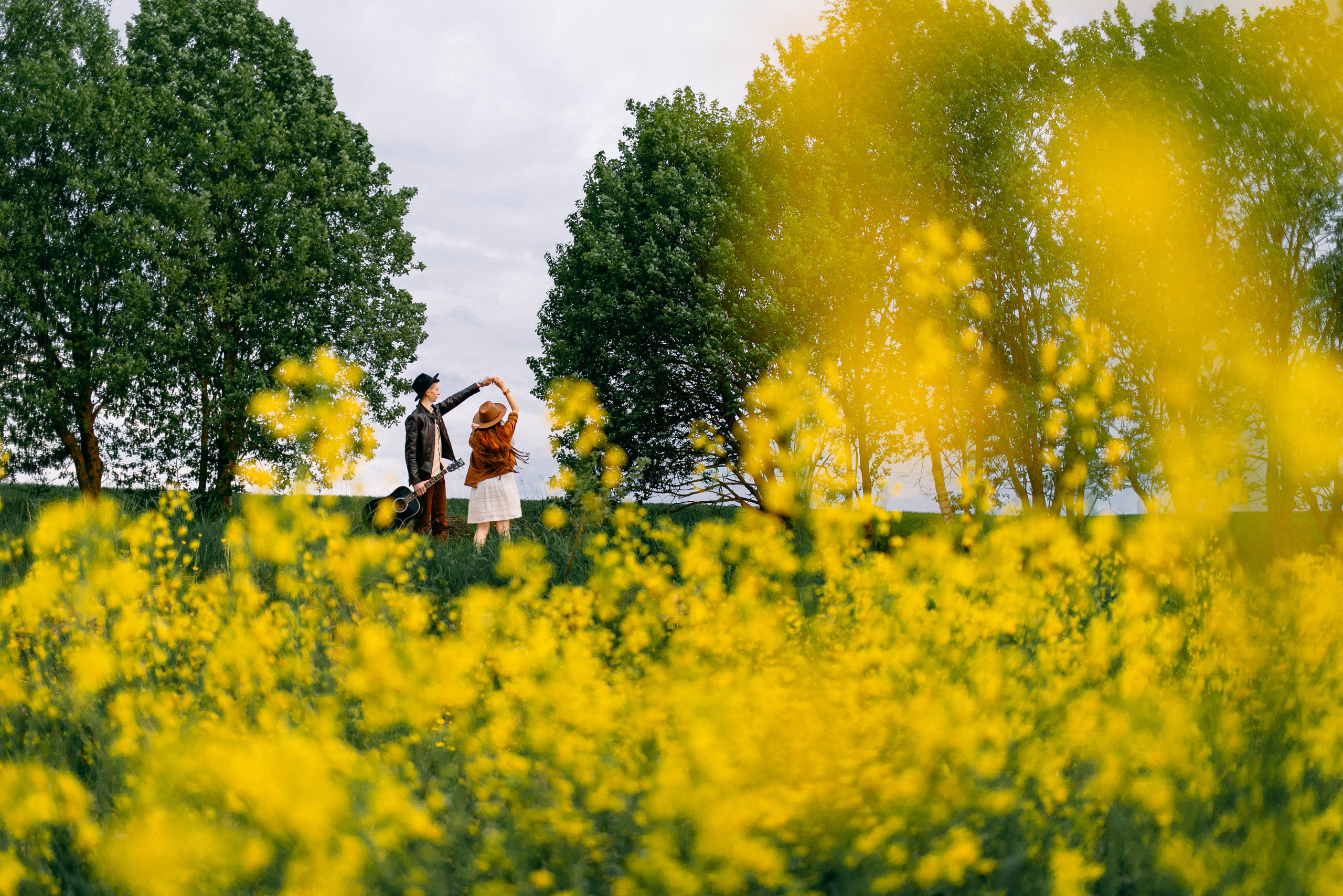 Желтый бусик и гитара. Портретный фотограф в Минске Анна Волейко