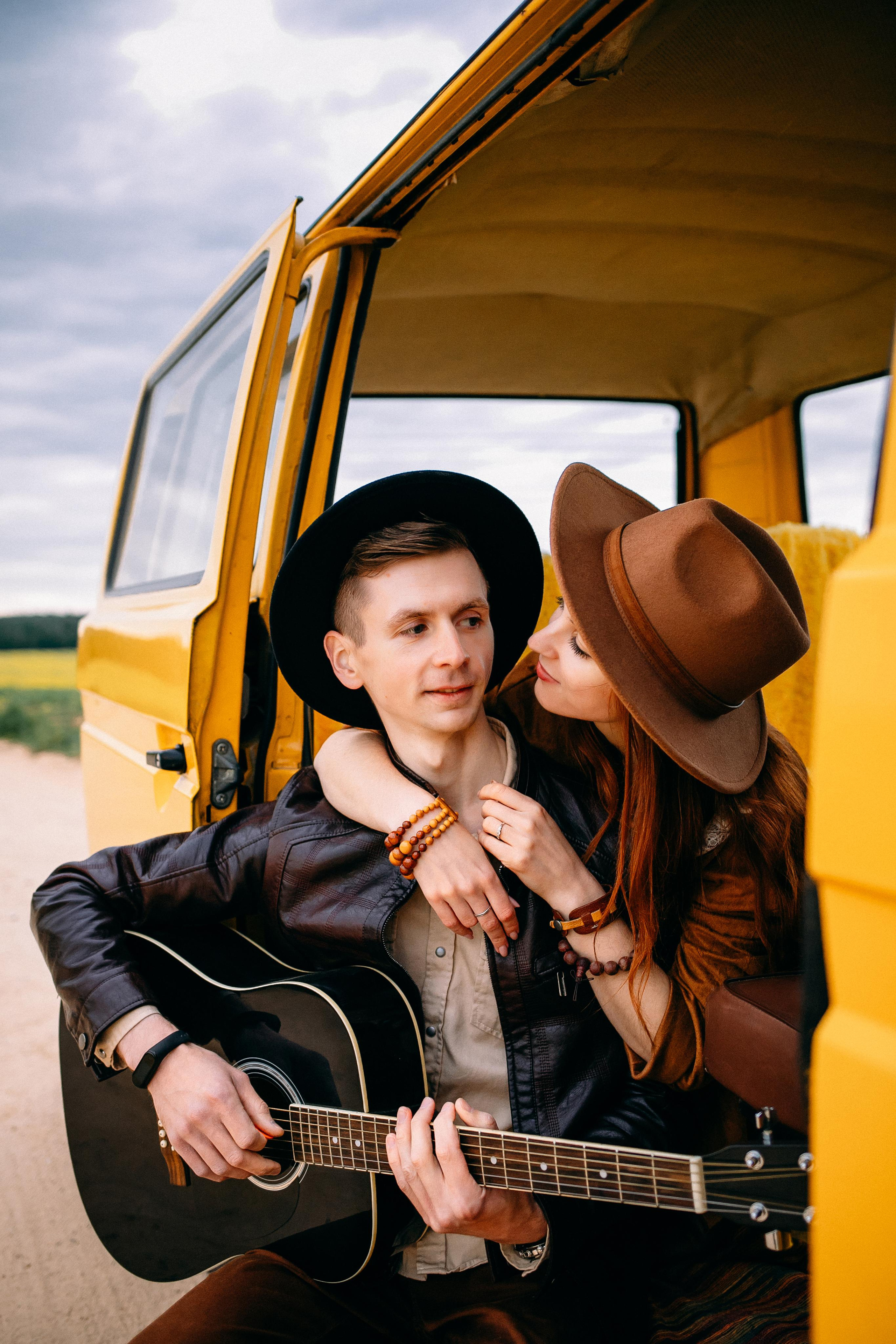 Желтый бусик и гитара. Портретный фотограф в Минске Анна Волейко