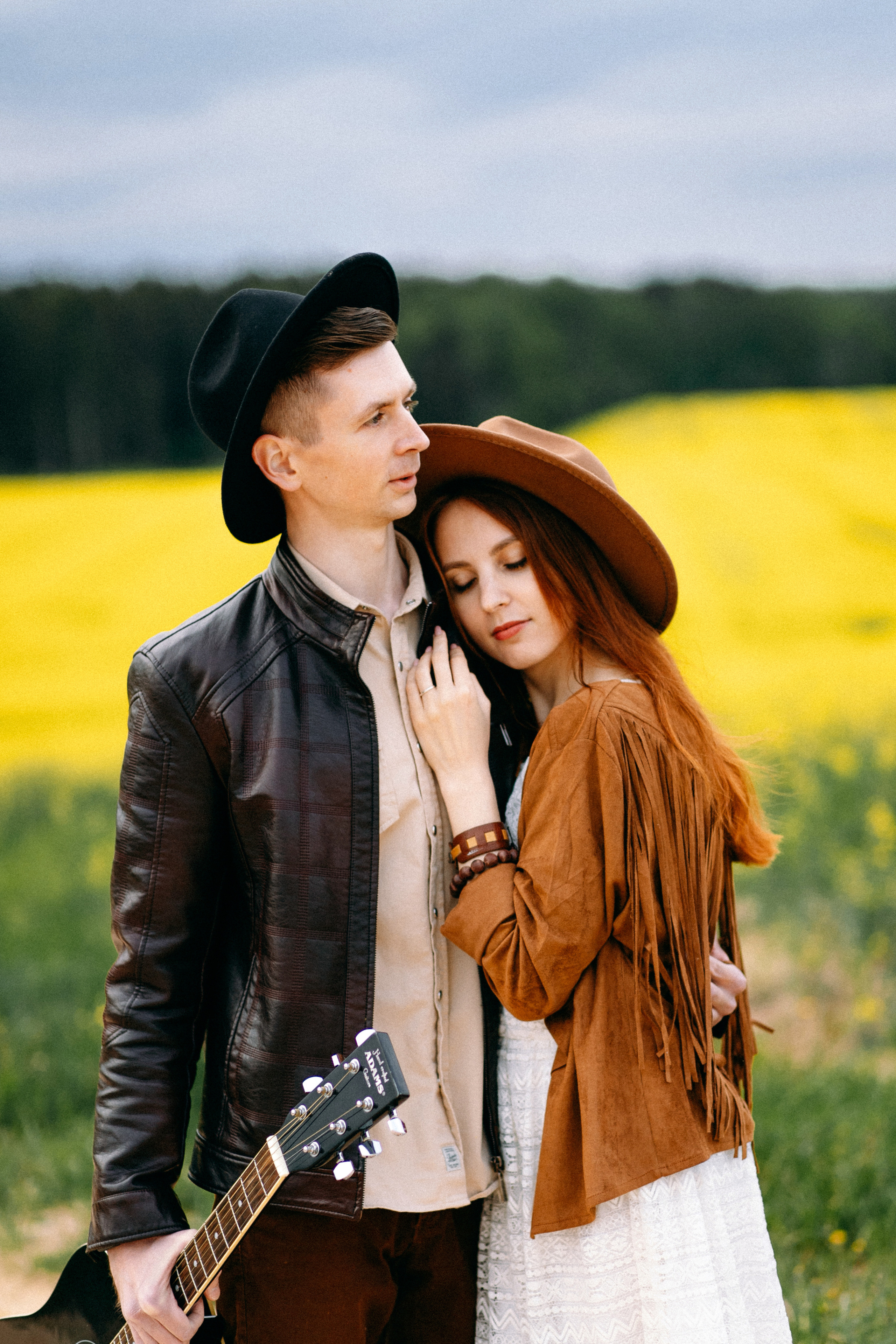 Желтый бусик и гитара. Портретный фотограф в Минске Анна Волейко