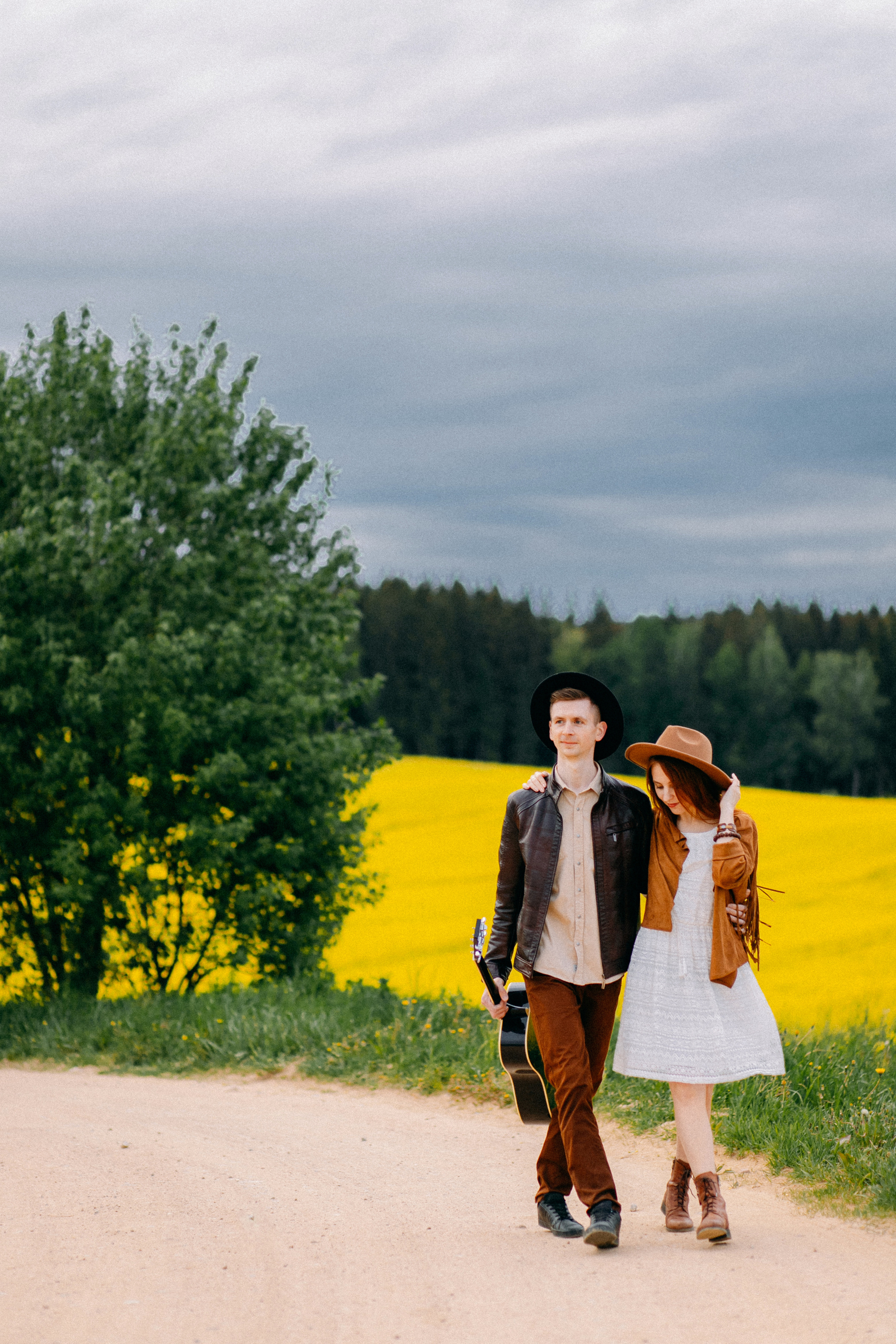 Желтый бусик и гитара. Портретный фотограф в Минске Анна Волейко