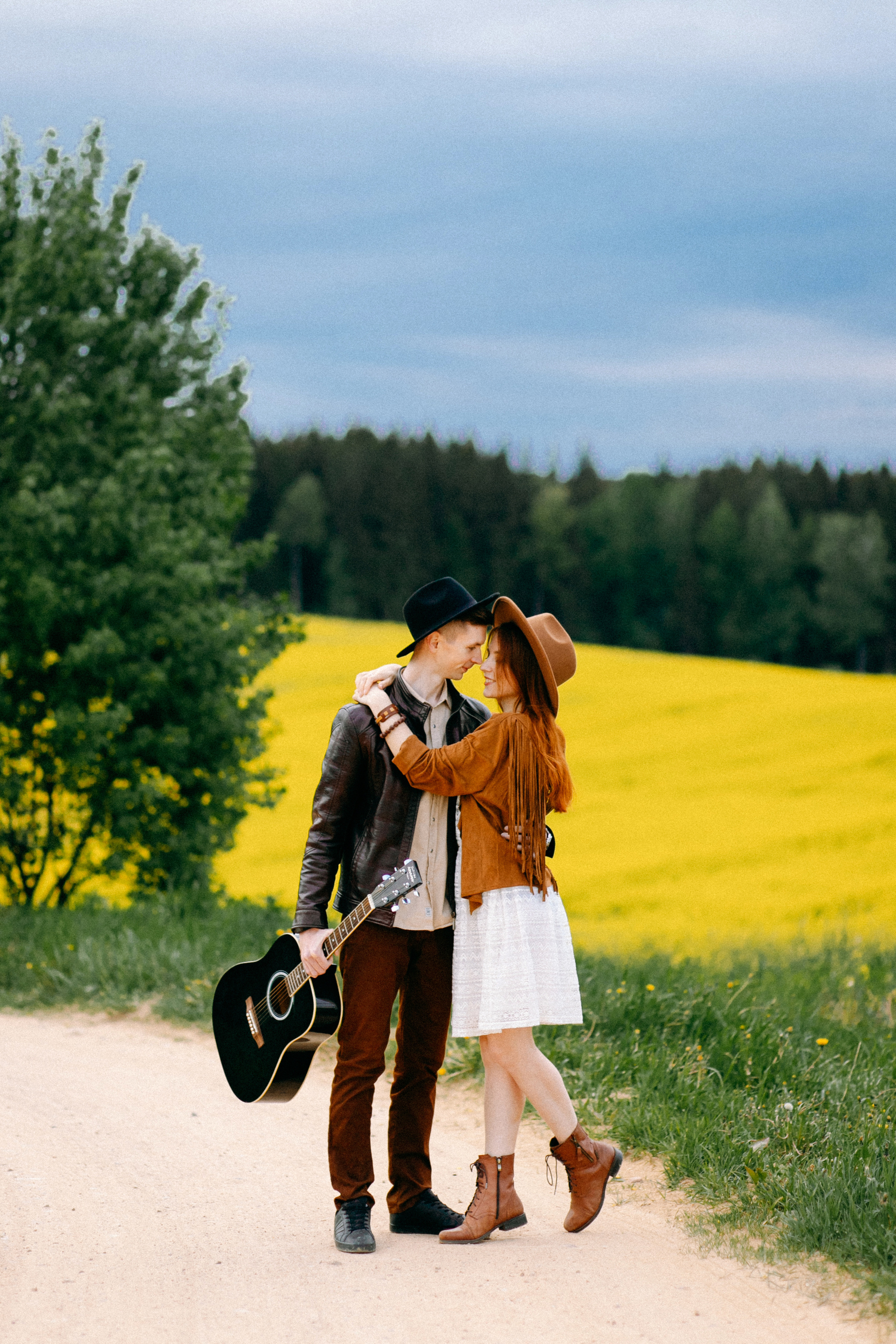 Желтый бусик и гитара. Портретный фотограф в Минске Анна Волейко