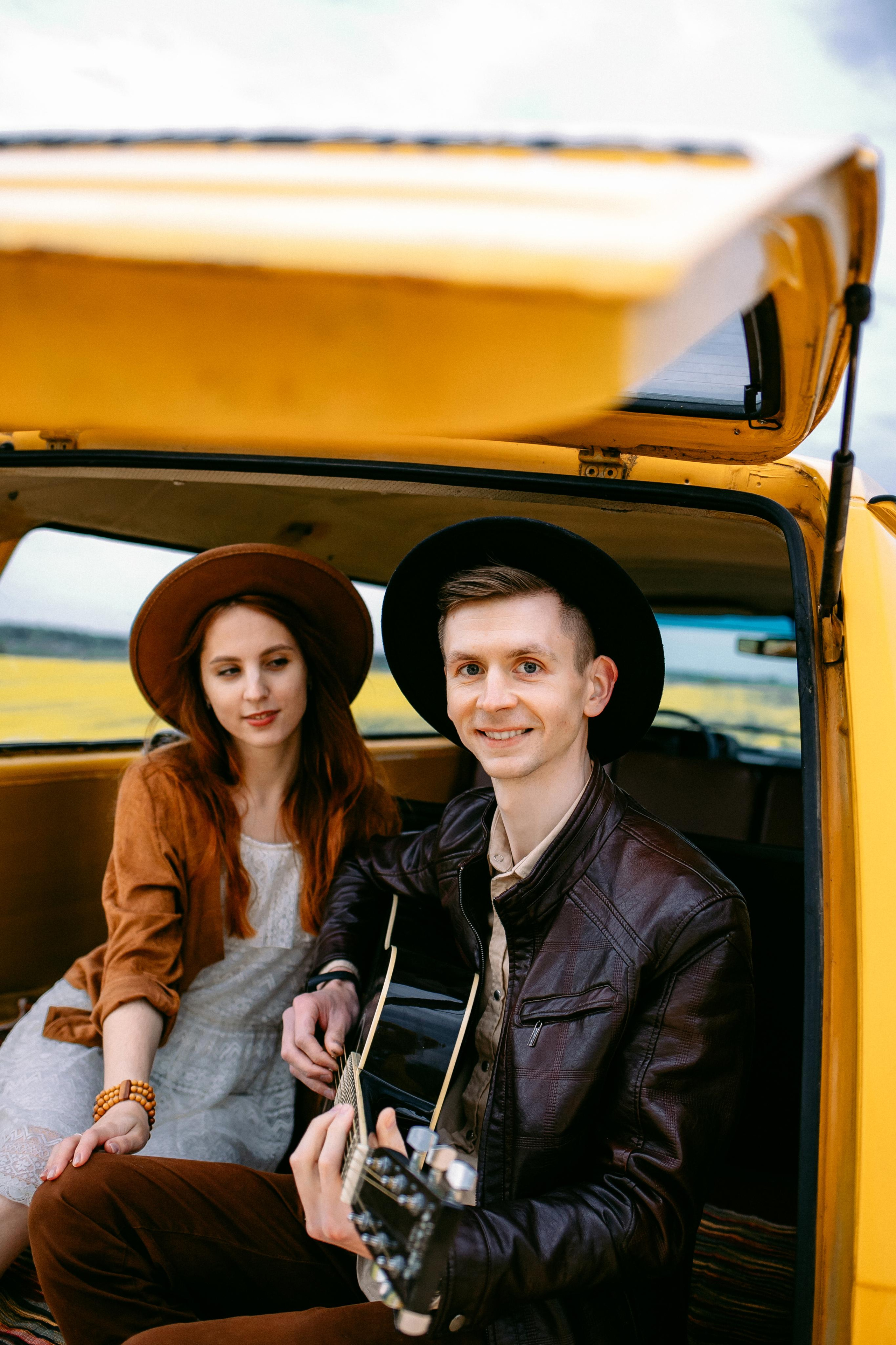 Желтый бусик и гитара. Портретный фотограф в Минске Анна Волейко