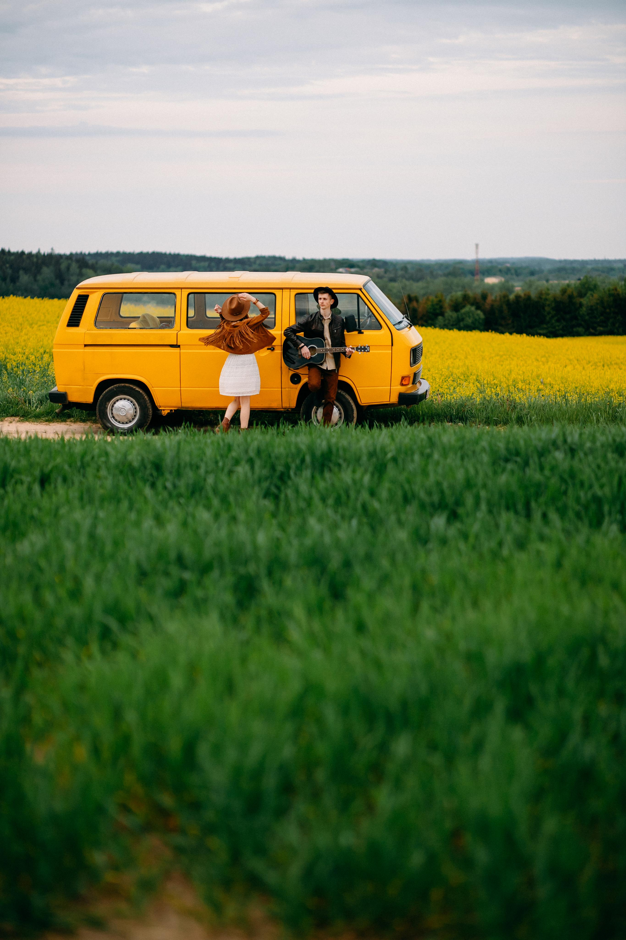 Желтый бусик и гитара. Портретный фотограф в Минске Анна Волейко