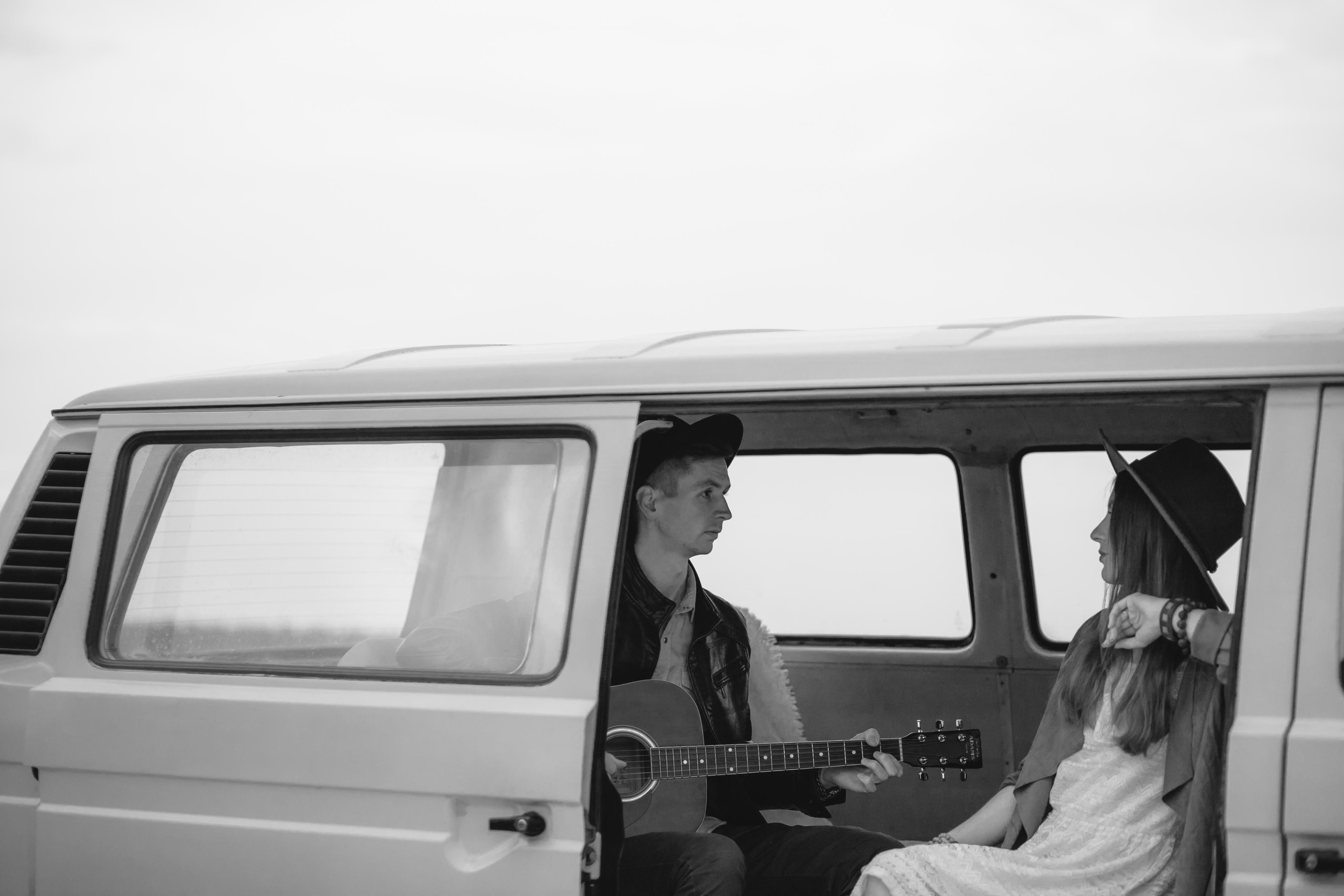 Желтый бусик и гитара. Портретный фотограф в Минске Анна Волейко