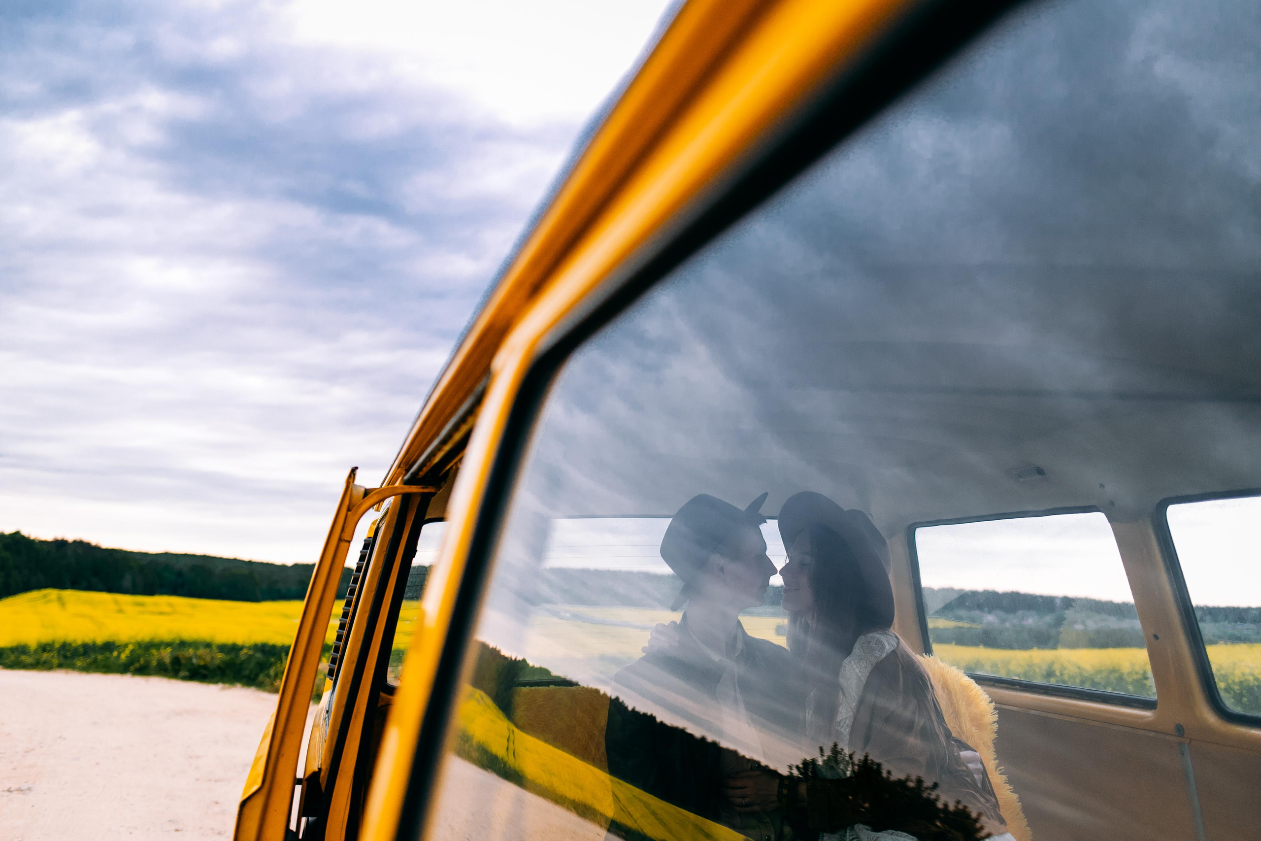 Желтый бусик и гитара. Портретный фотограф в Минске Анна Волейко