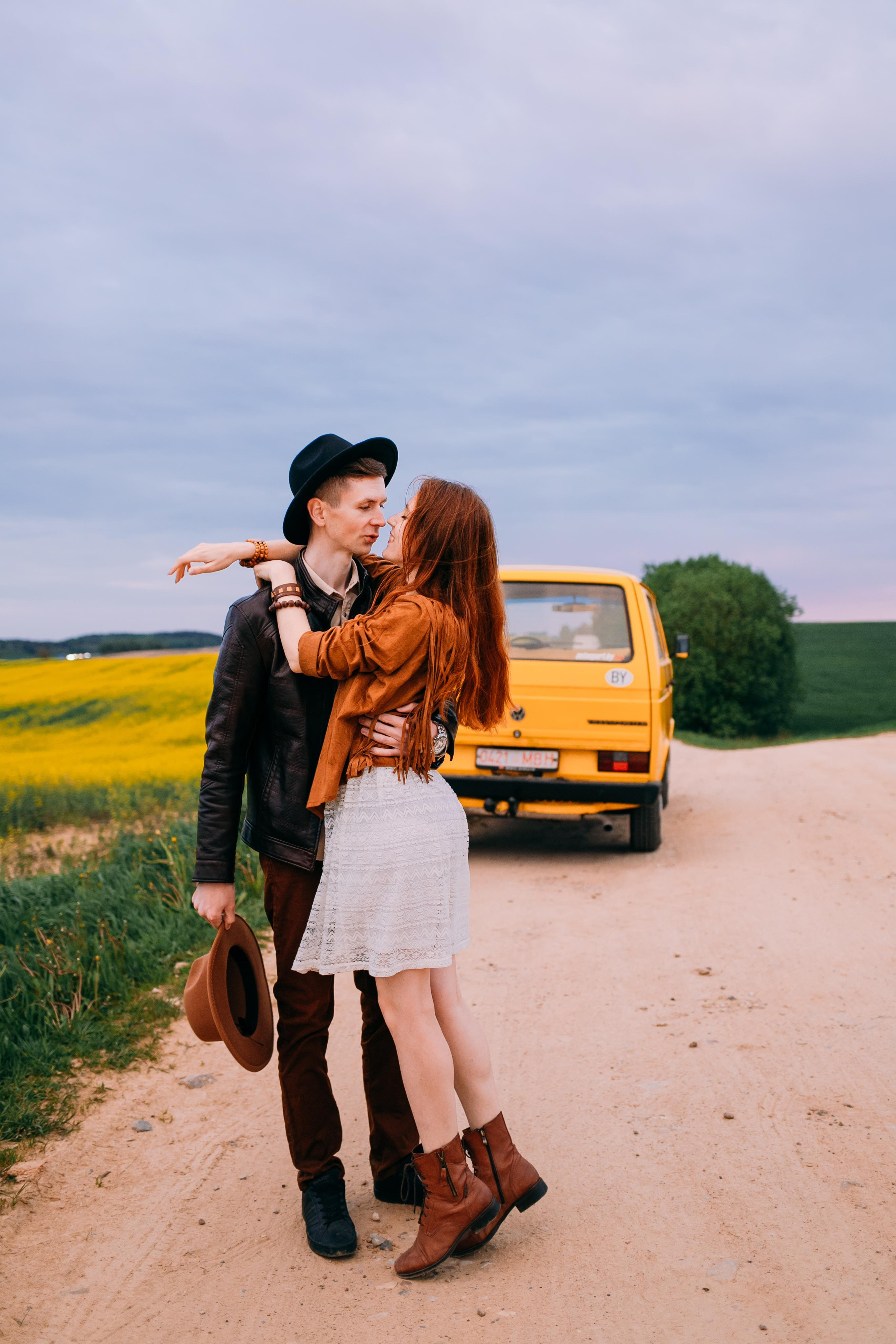 Желтый бусик и гитара. Портретный фотограф в Минске Анна Волейко