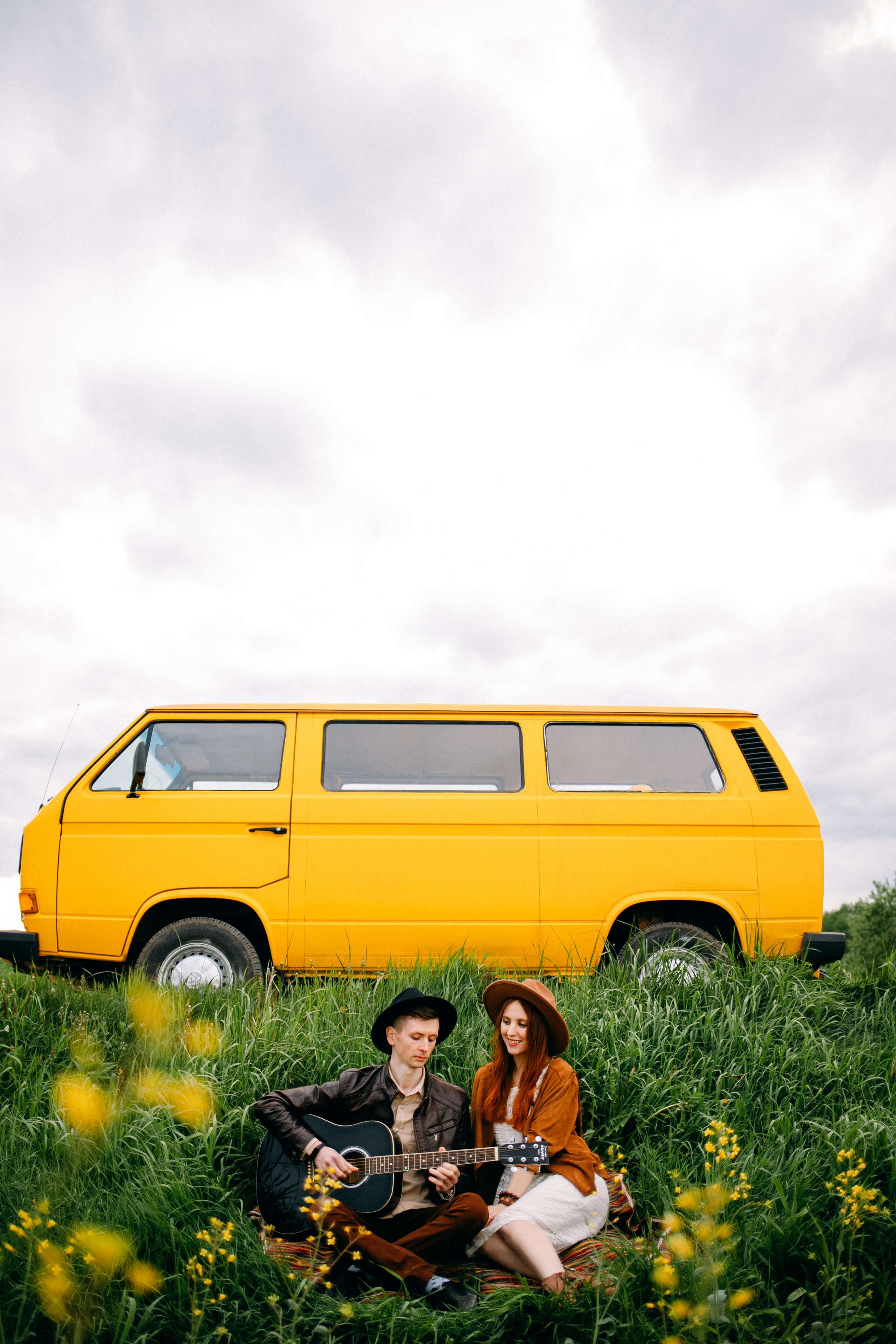 Желтый бусик и гитара. Портретный фотограф в Минске Анна Волейко