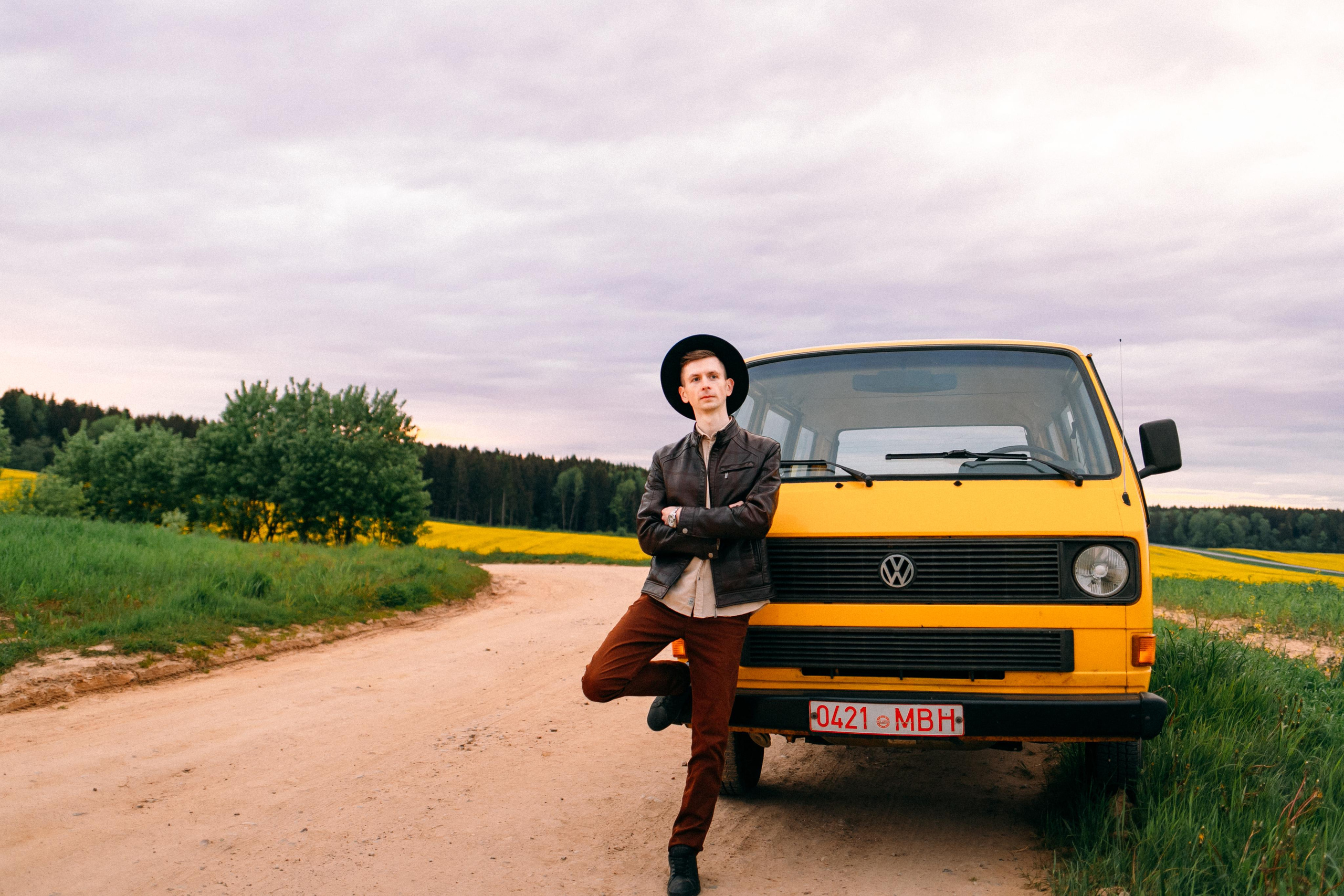 Желтый бусик и гитара. Портретный фотограф в Минске Анна Волейко
