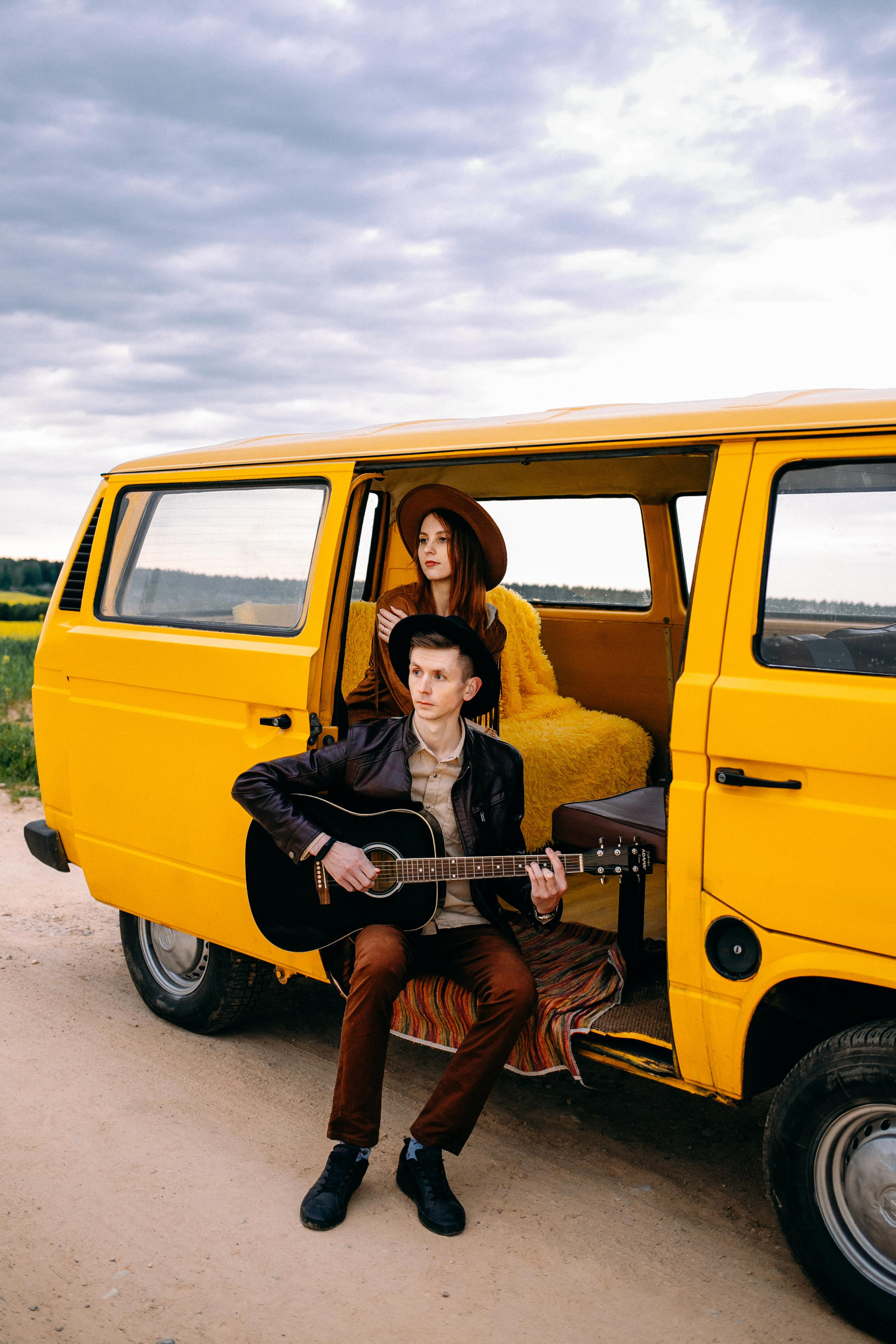 Желтый бусик и гитара. Портретный фотограф в Минске Анна Волейко