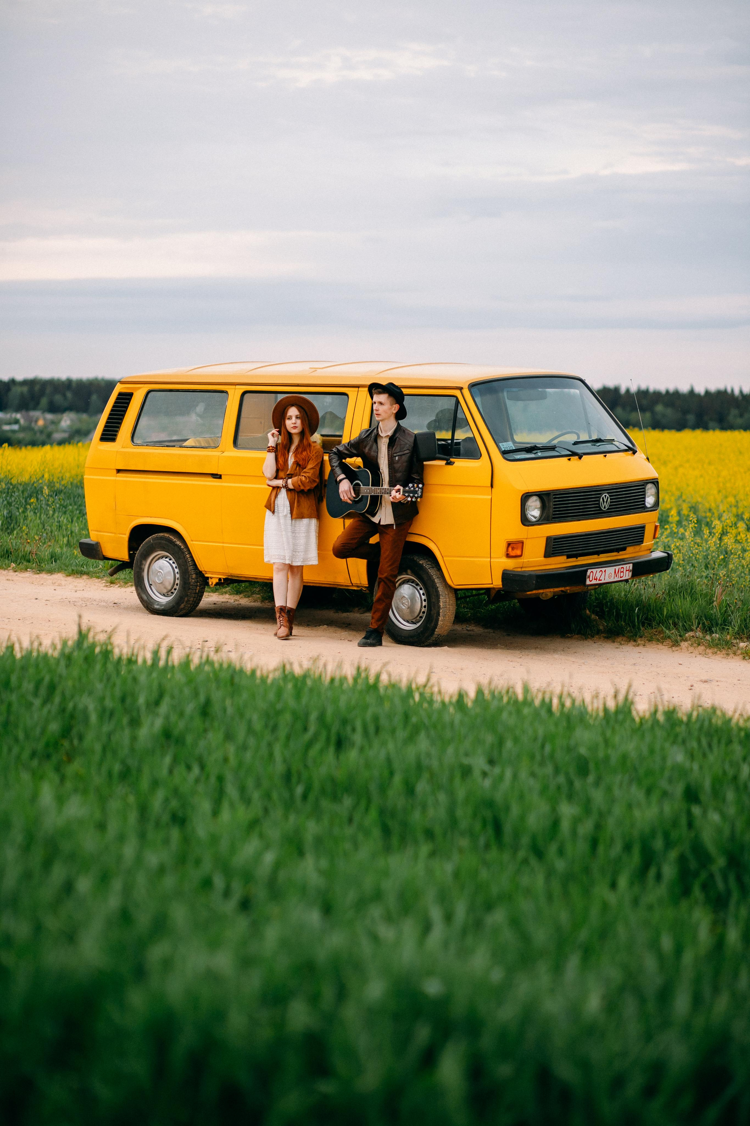 Желтый бусик и гитара. Портретный фотограф в Минске Анна Волейко