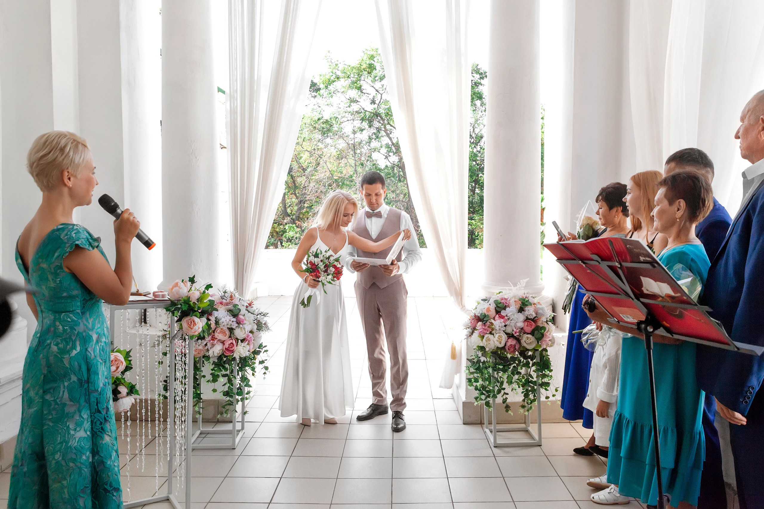 Фотосъёмка росписи, свадебная фотосессия Ульяновск - жених и невеста стоят перед гостями.