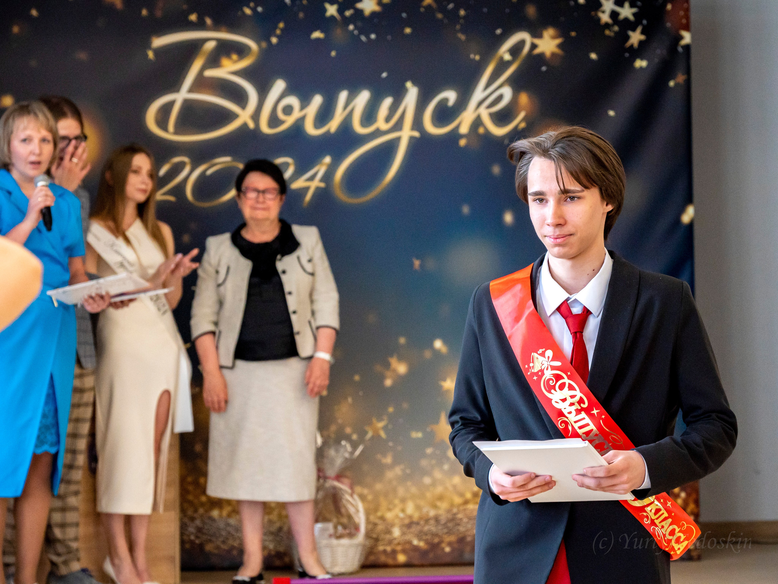 Репортаж о выпускном 9 классов в школе № 7 города Королёва, 26.06.24г. Профессиональный фотограф интерьеров в Москве Юрий Федоскин