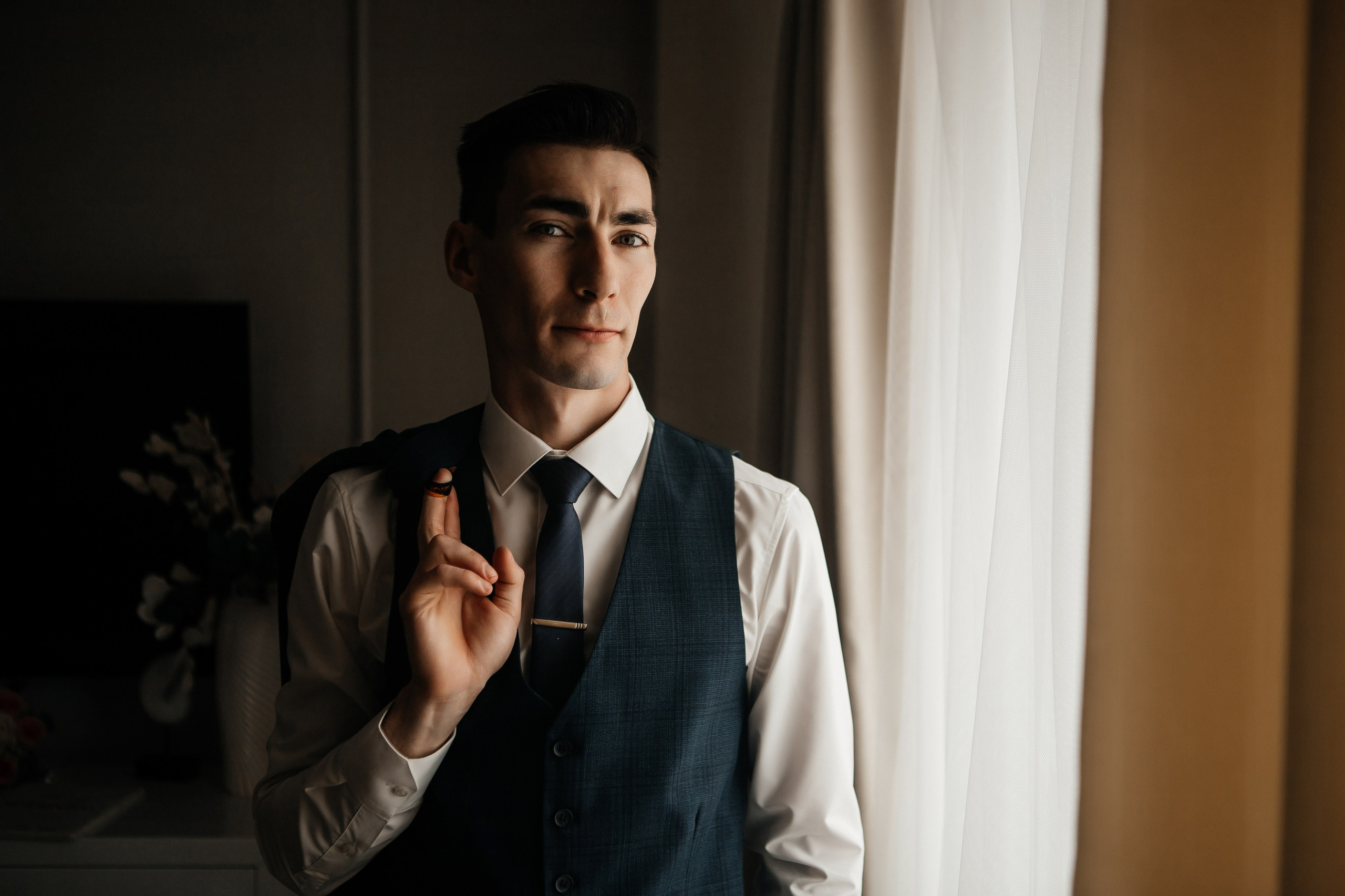 Евгения и Николай утренние сборы. Свадебный фотограф Виктория Чуйко Магнитогорск. Визуал для бизнеса