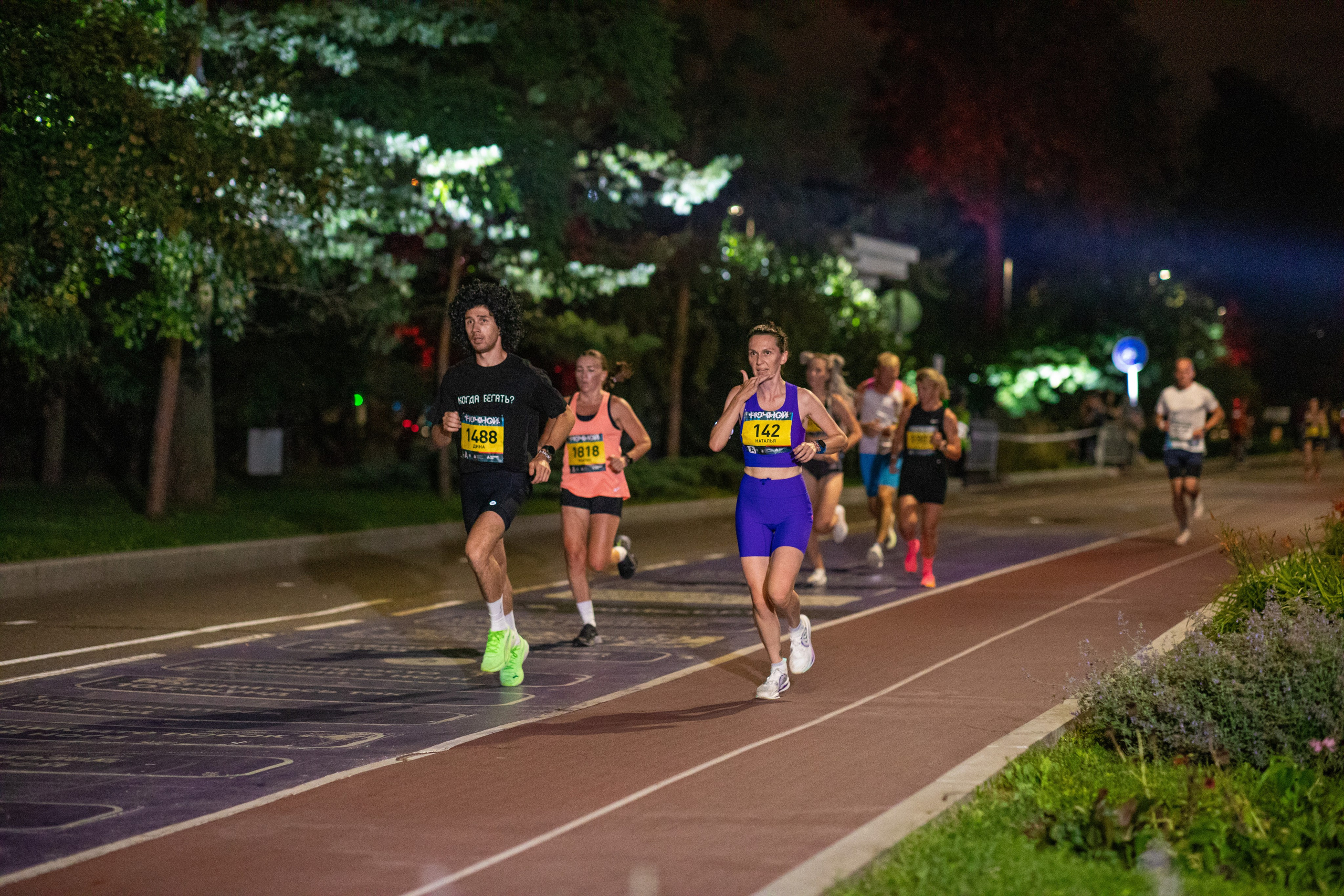 Ночной забег в ленте фотографий бегунов 03.08.24. Фотограф Сергей Ловкий