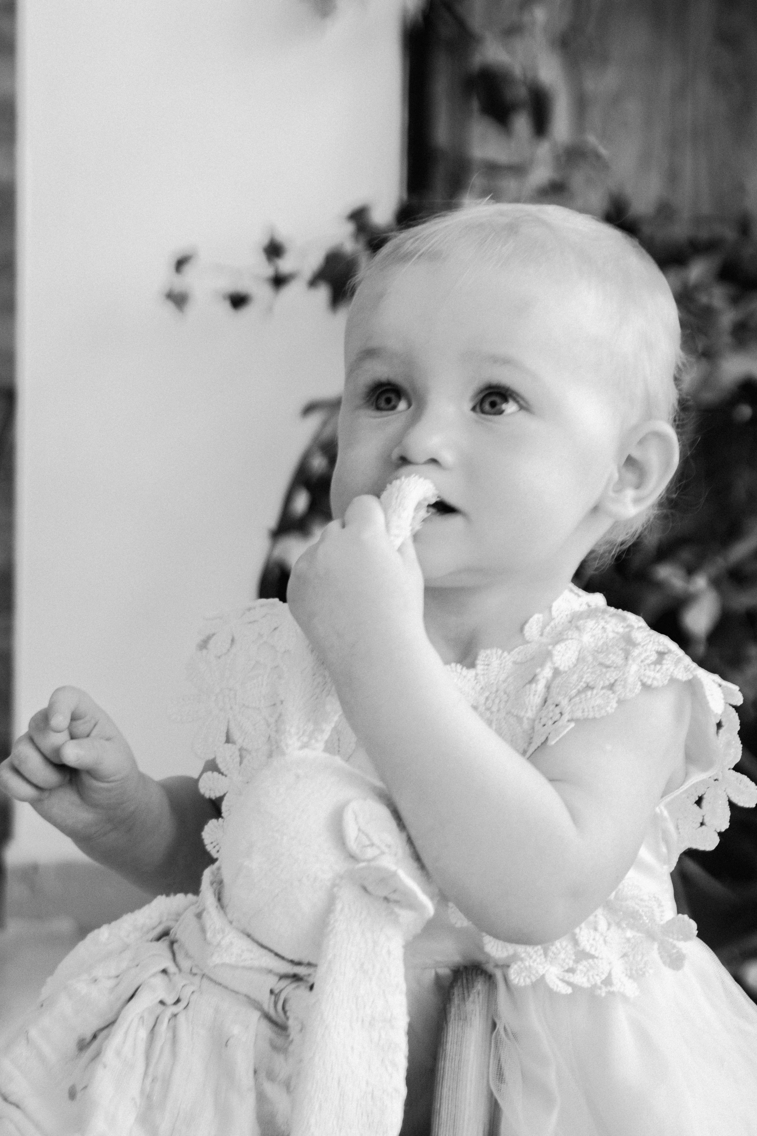 черно-белая фотография маленькой девочки с вниманием смотрящей вверх