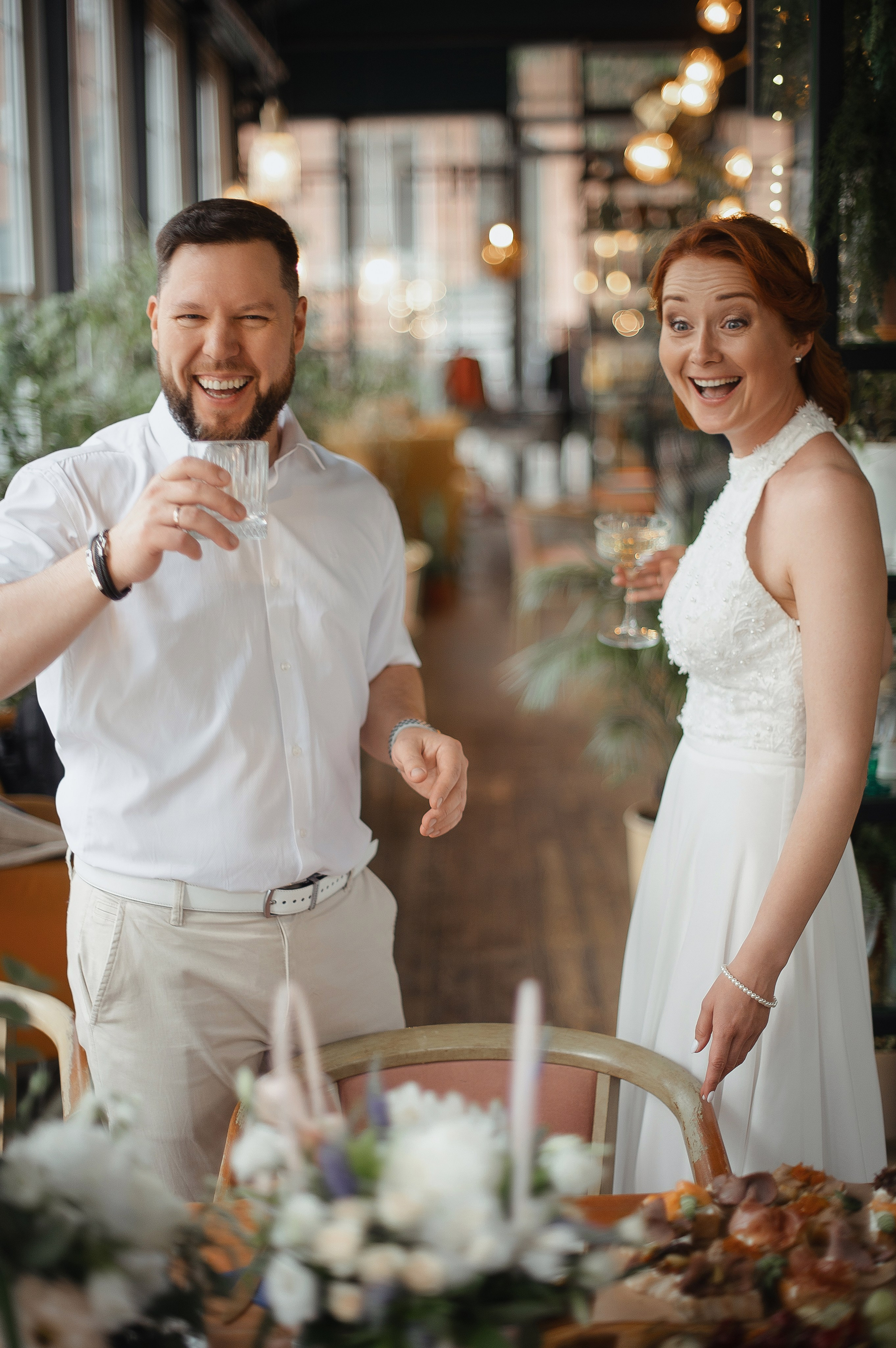 Улыбка молодожёнов на банкете