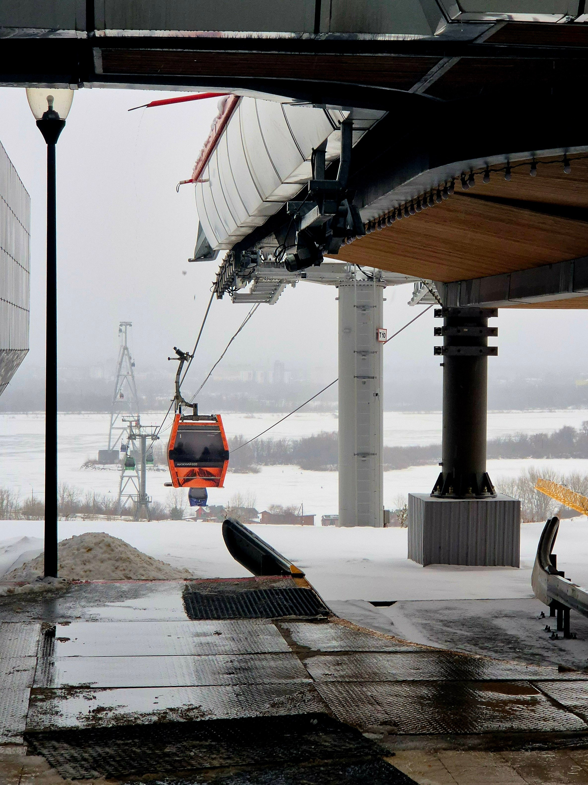 А один день перед нами канатку закрыли из-за ветра. Порадовался, что мы не успели уехать на другую сторону