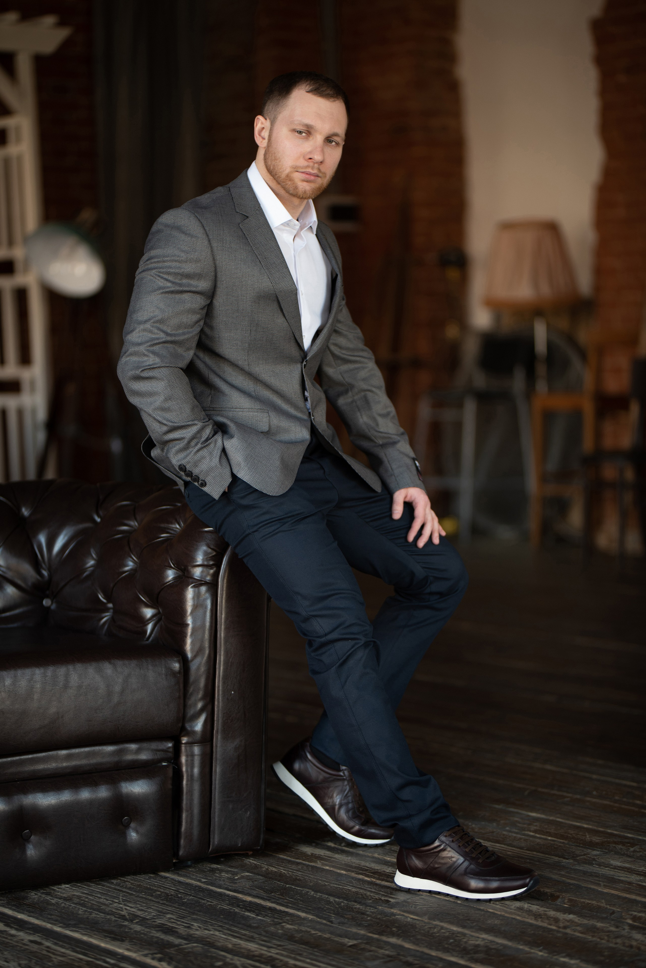 Мужской студийный пострет в полный рост.