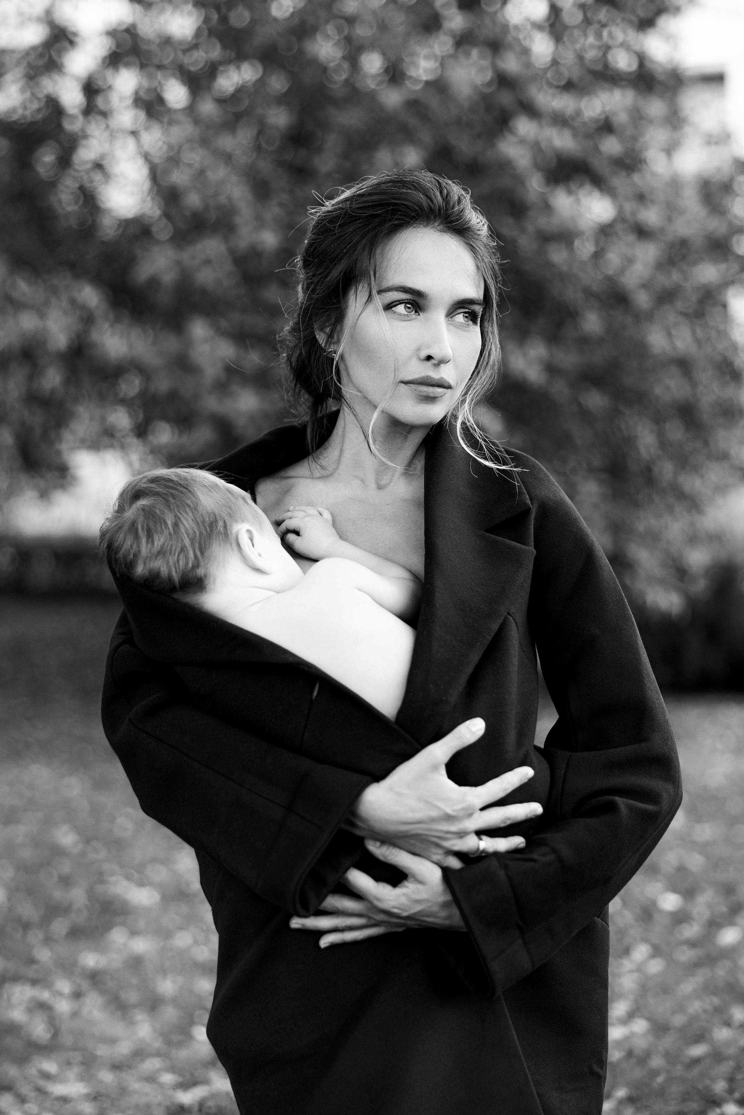 Фотосессия на улице, стильная семейная фотосъемка, стрит фотосессия, фотосессия в Москве, московский семейный фотограф, фотография ребенка, фотосессия с сыном, фотосессия с малышом, чб фотосессия, женский портрет, мать и сын, мама с малышом, парк ВДНХ, фотопрогулка в парке, фотосессия в парке, черное пальто, красивая девушка, листва, лето в Москве, срочные фото, фотографии на паспорт, стильная прическа, ретро образ