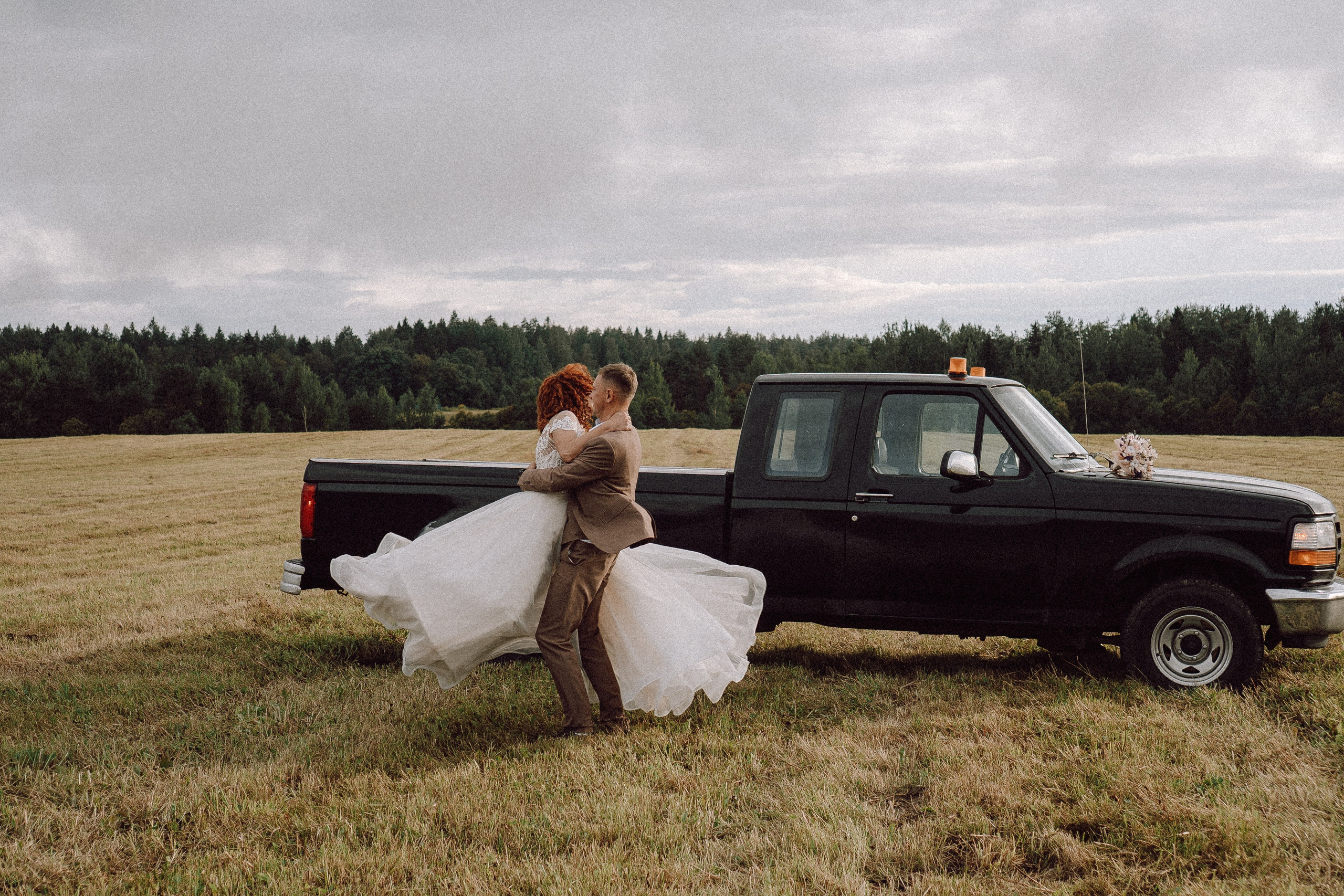 СВАДЕБНАЯ ФОТОСЕССИИЯ ПАРЫ В ГОРОДЕ ПРИОЗЕРСК В СОСНОВОМ ЛЕСУ И С ПИКАПОМ. Профессиональный фотограф, Санкт-Петербург — Виктория Богомолова