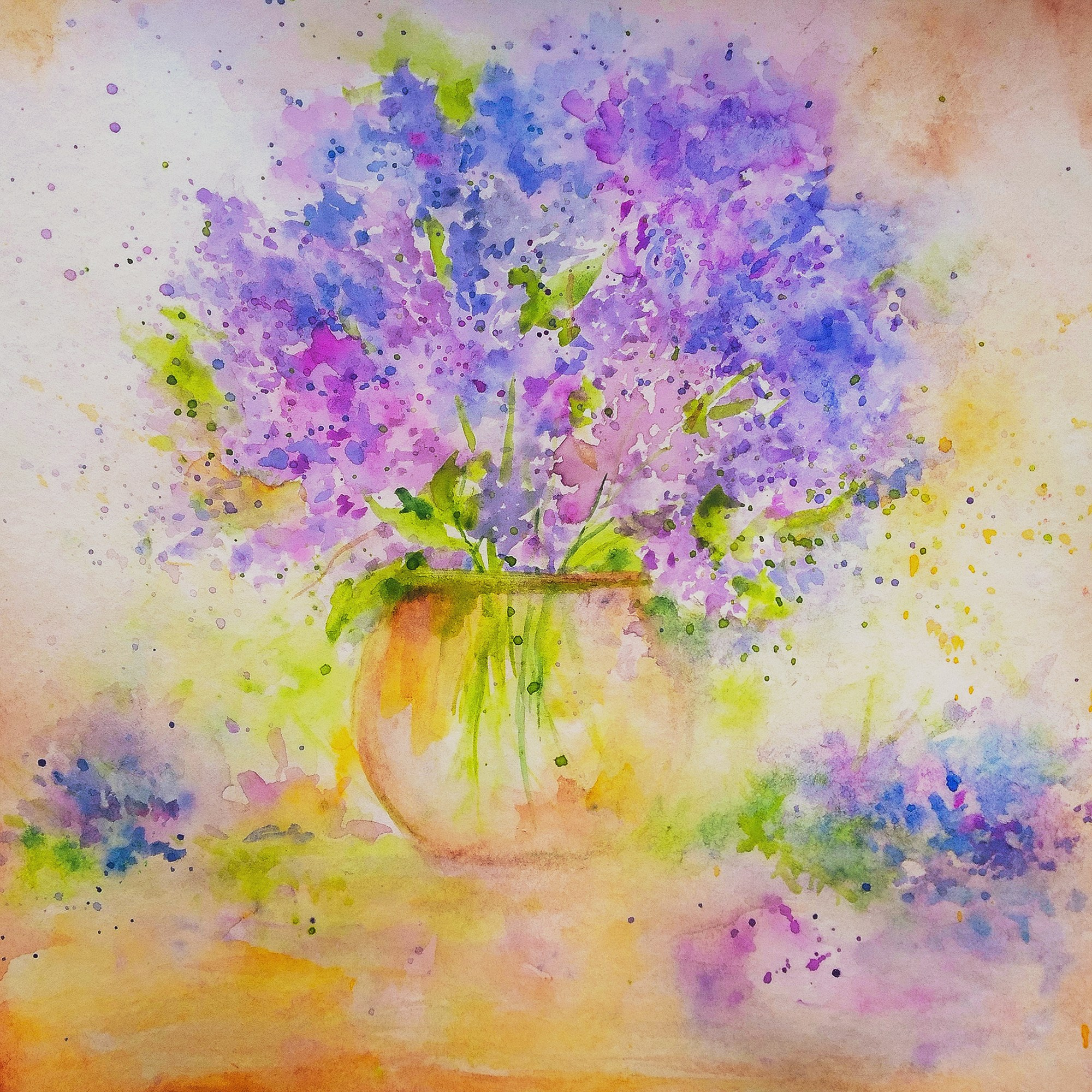 Картина сирень в вазе на тёплом фоне акварелью