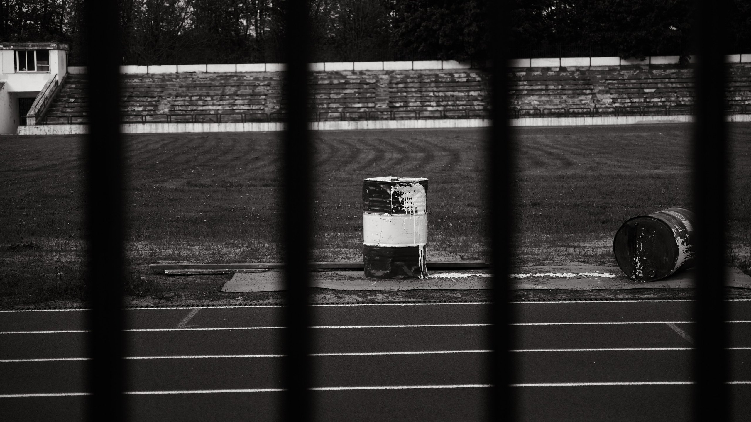 Бочка с краской за забором