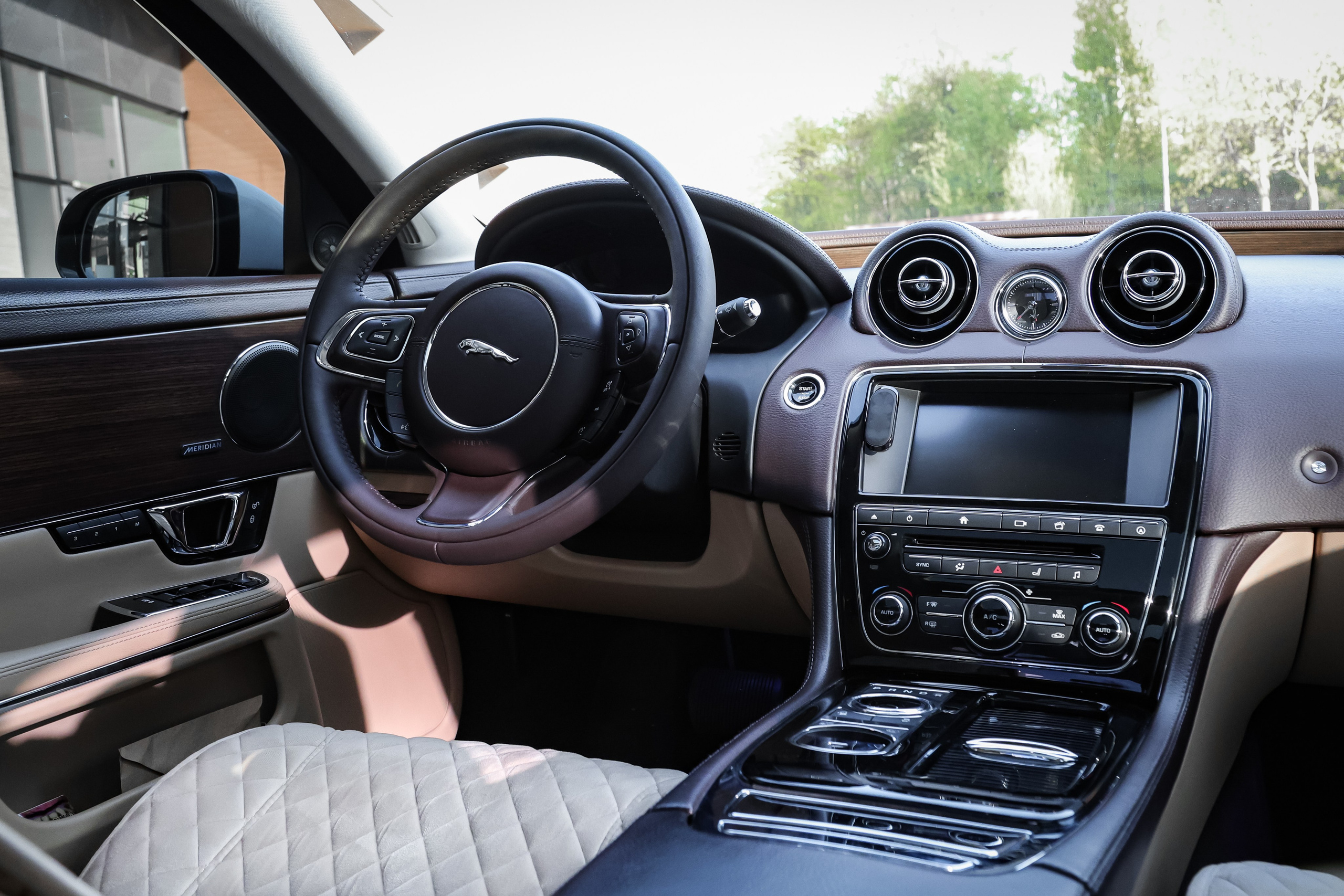 2017 JAGUAR XJ. Mixturecaptures