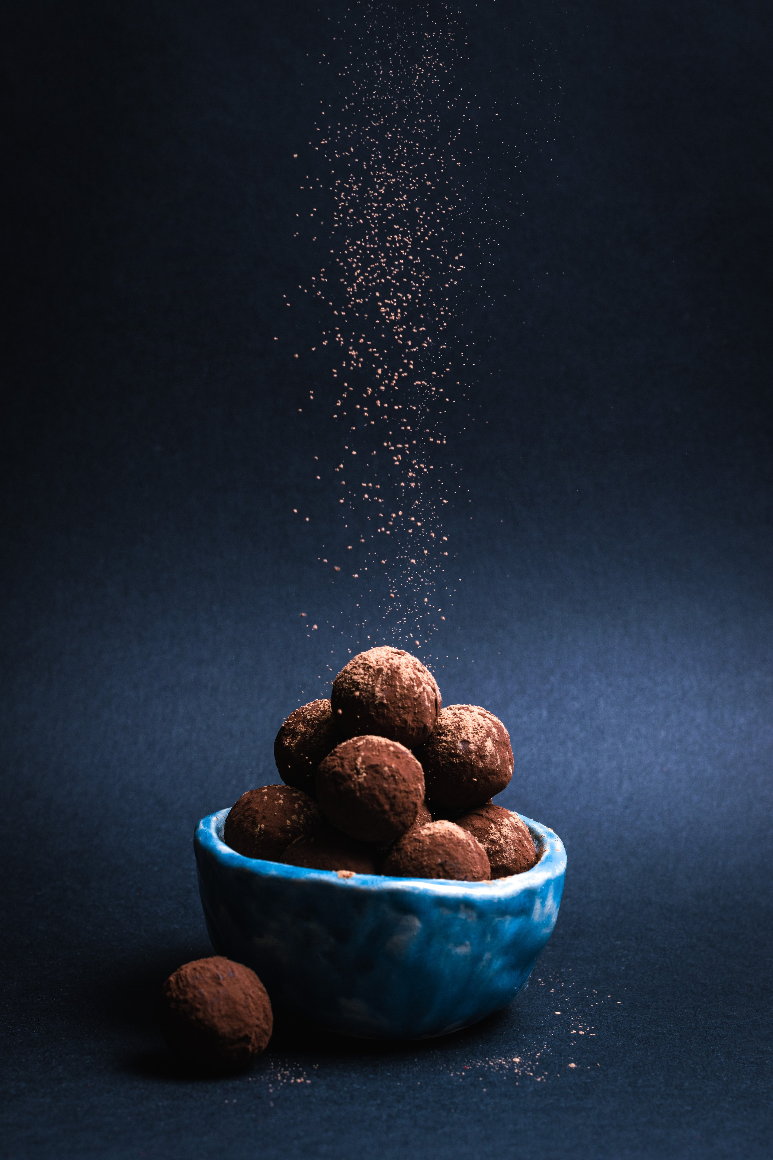 съёмка конфет на черном фоне