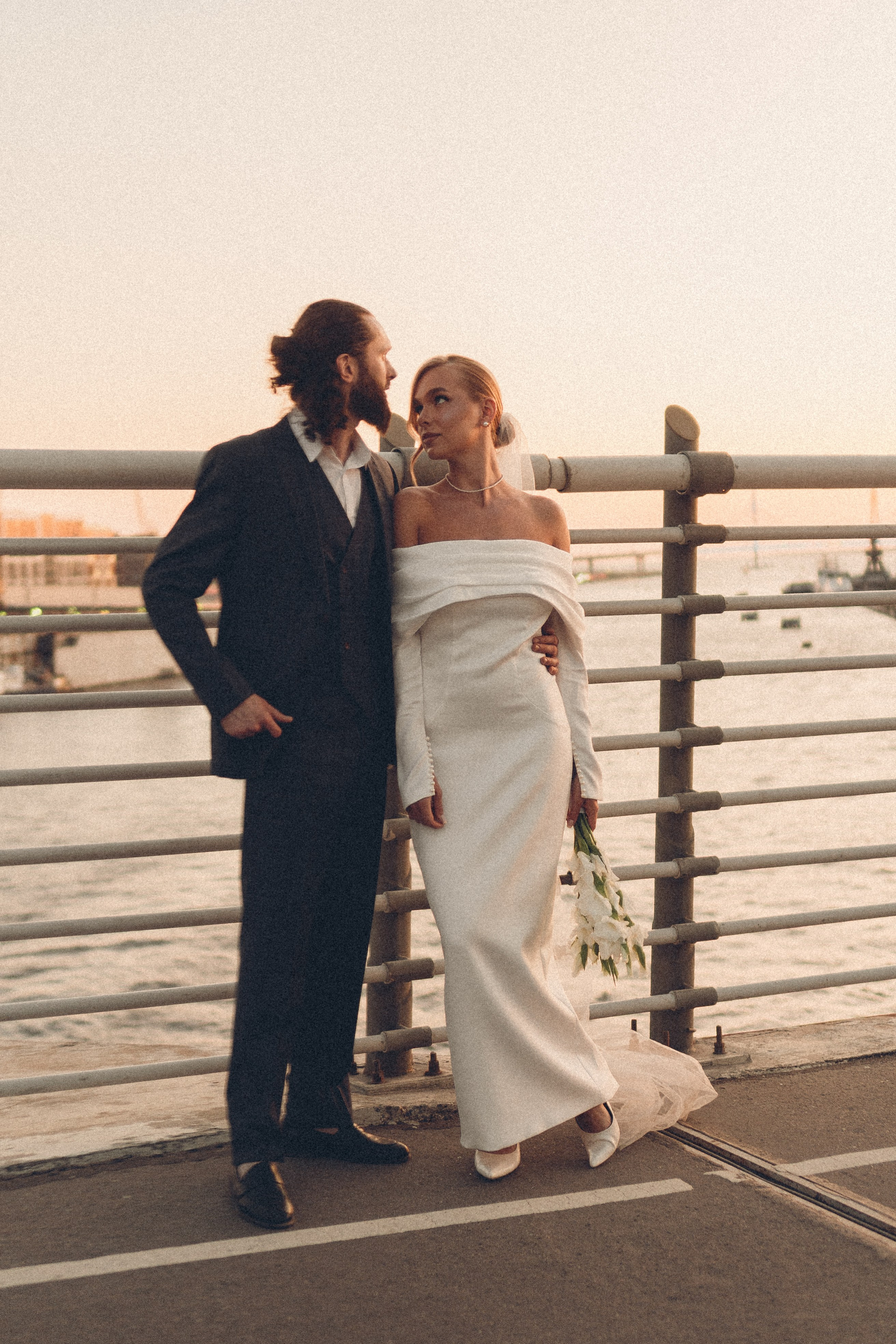 СВАДЕБНАЯ СЬЕМКА ВОЗЛЕ МСОТА БЕТАНКУРА НА КАБРИОЛЕТЕ. Профессиональный фотограф, Санкт-Петербург — Виктория Богомолова