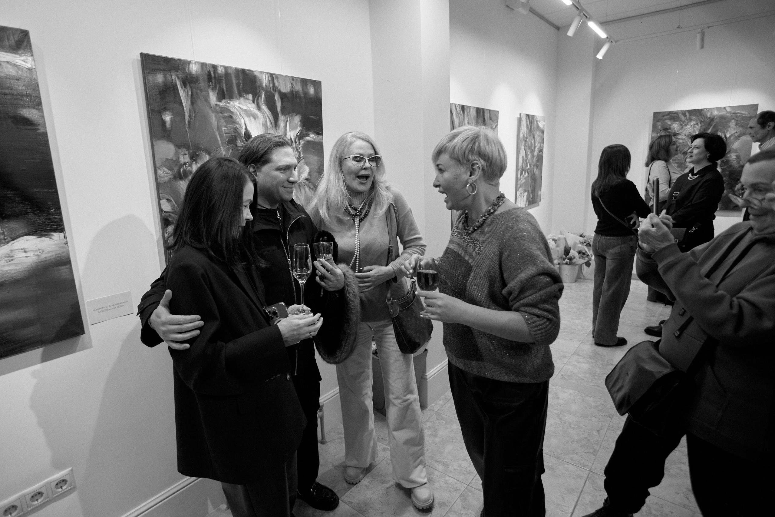 Открытие выставки краснодарской художницы Ларисы Блохиной. Фотограф Юлия Маринина