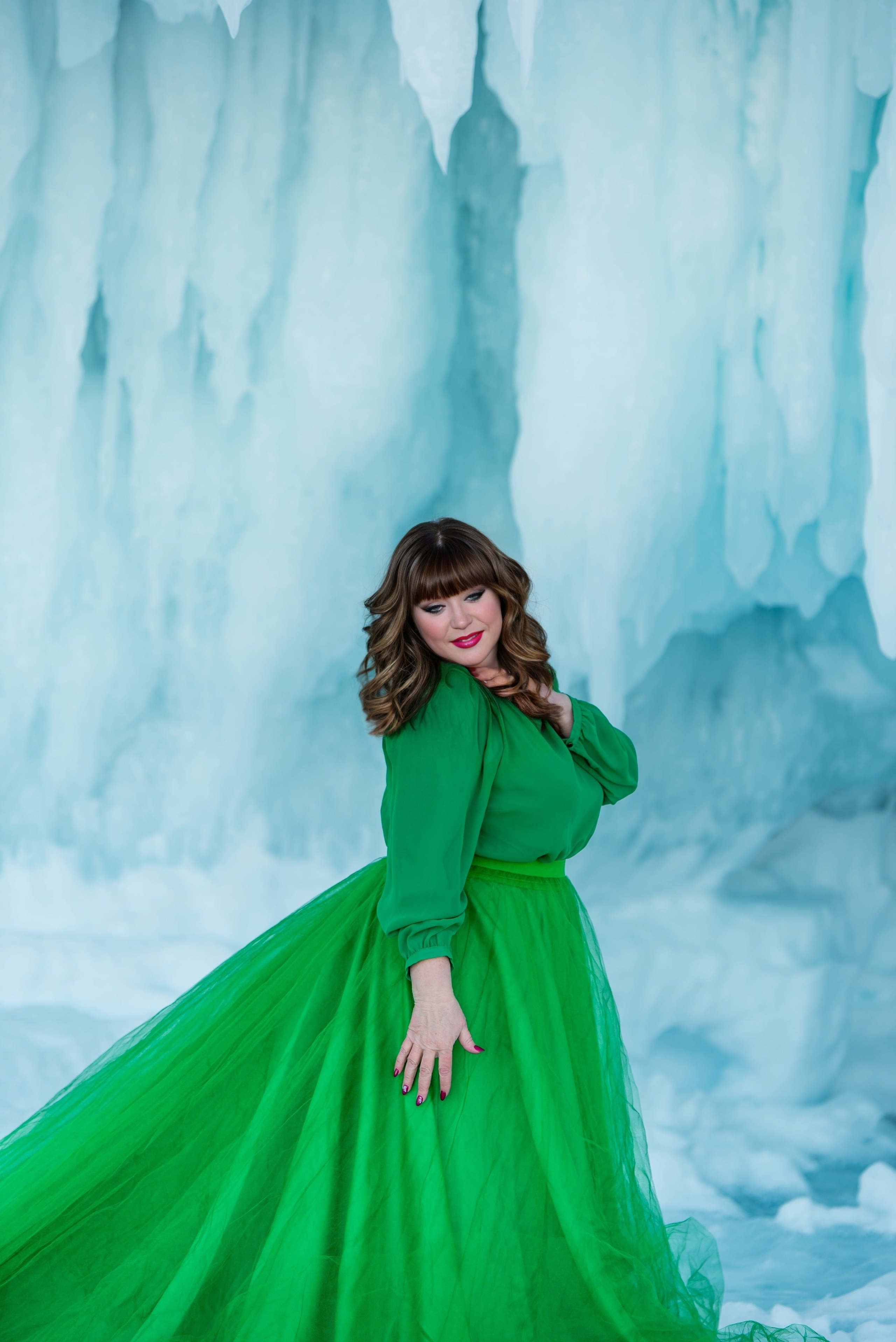 Зеленое платье со шлейфом большого размера на фотосессию на Байкал