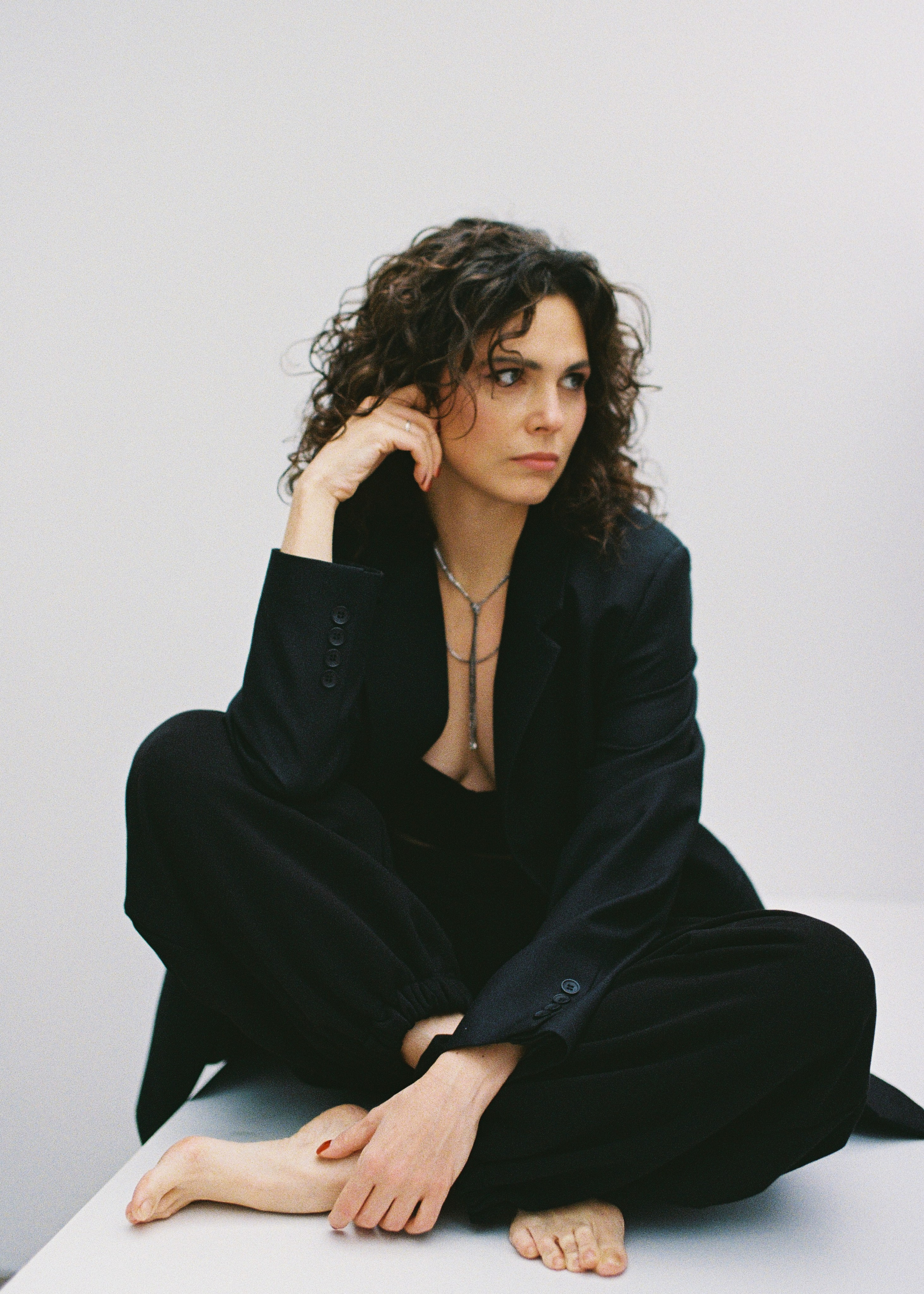 Портрет на пленку Жанна кожаная куртка портретная фотосъемка естественный свет фотограф Ксения Давыдова Санкт-Петербург