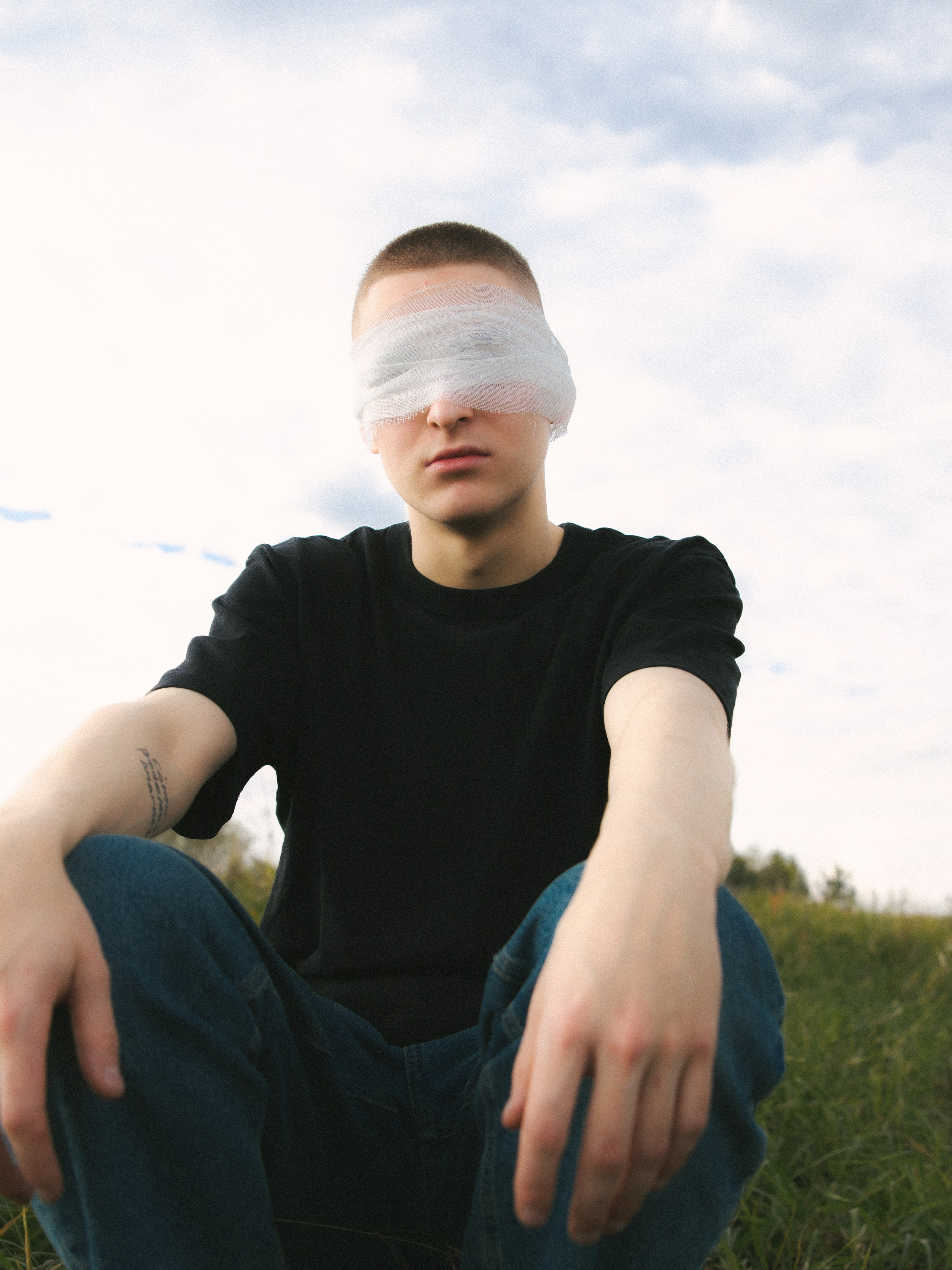 Никита в поле. Фотограф Настя Булочка Екатеринубрг