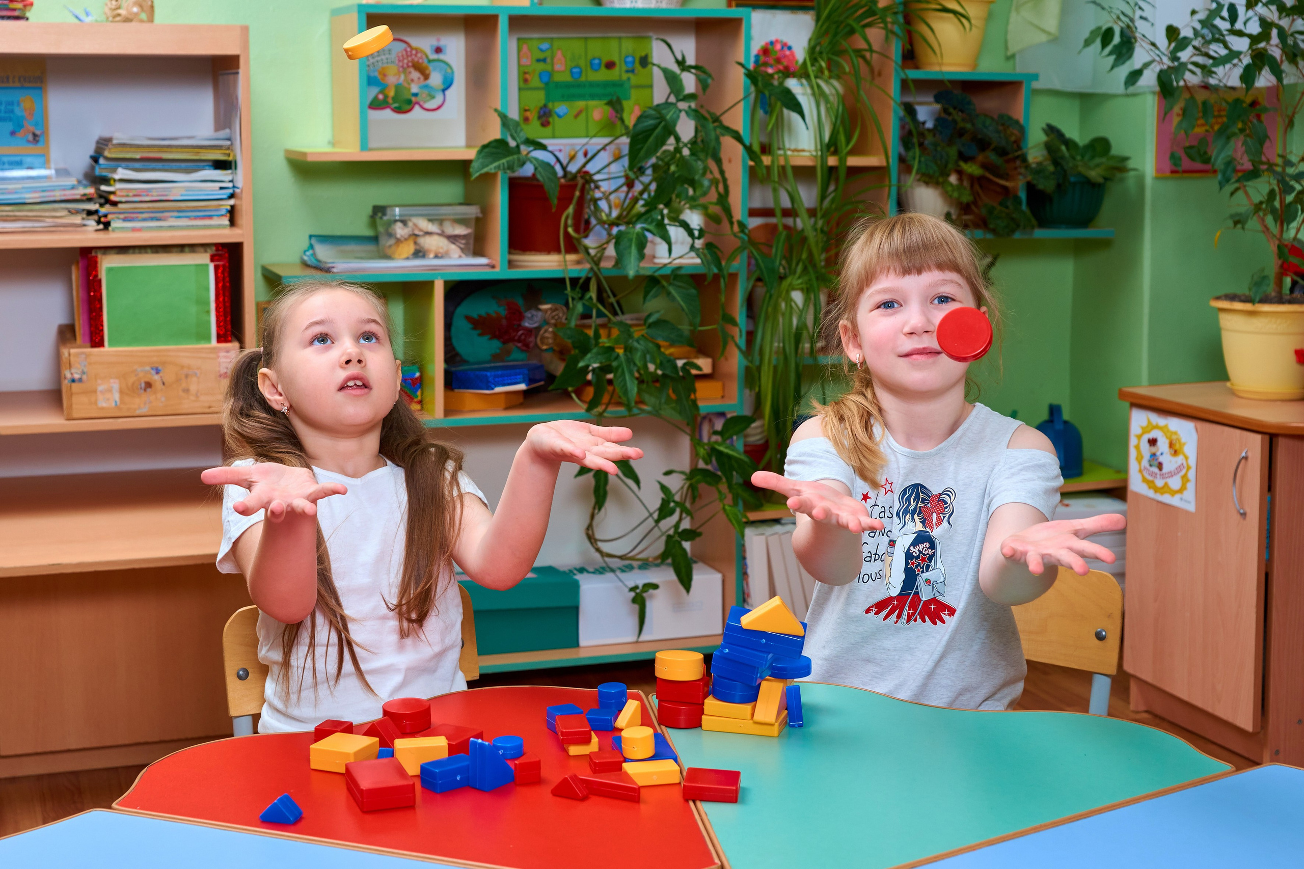 Игры и занятия в группе. Childrenfoto.ru