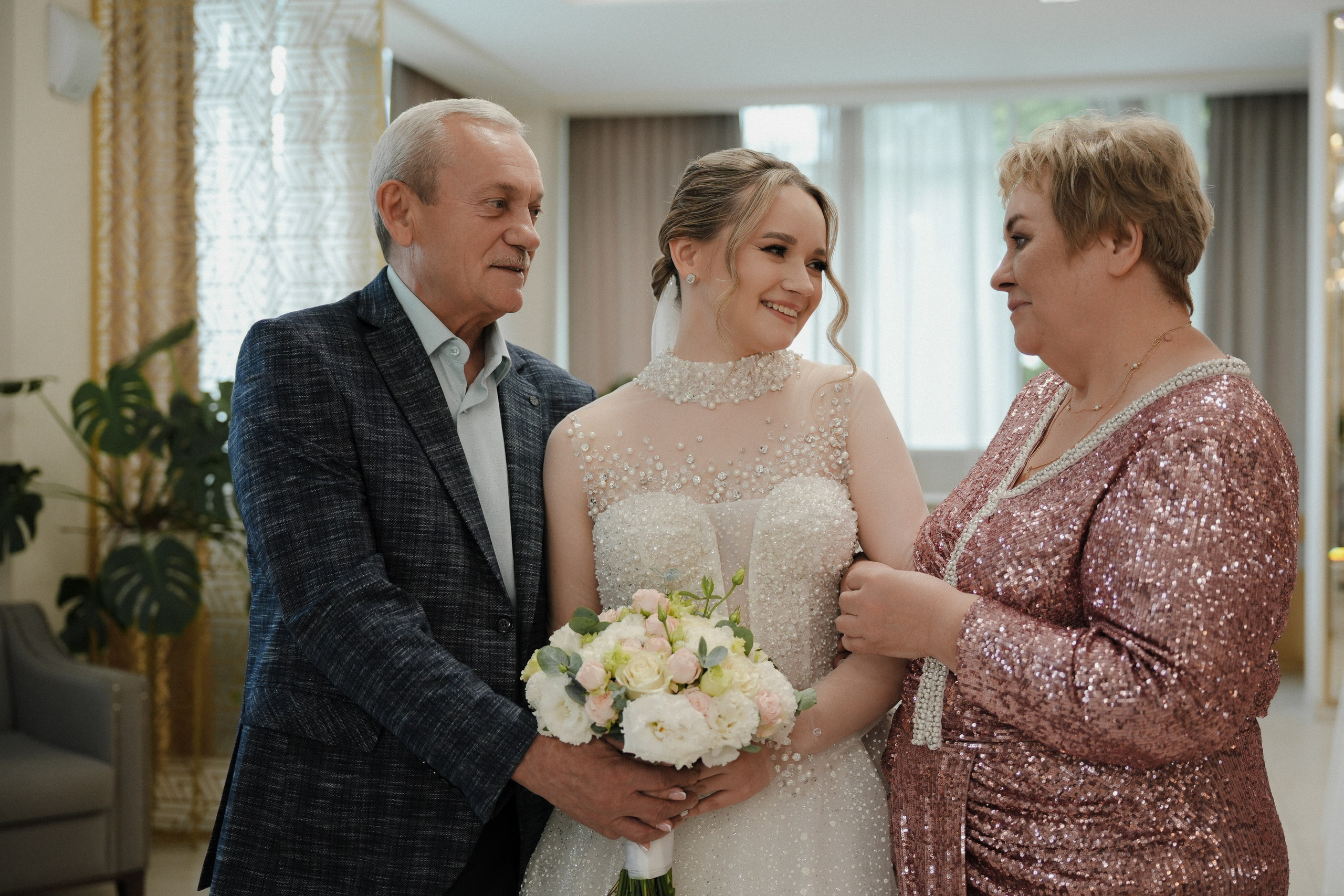 Сборы жениха и невесты, бракосочетание в Савеловском загсе, выездная церемония