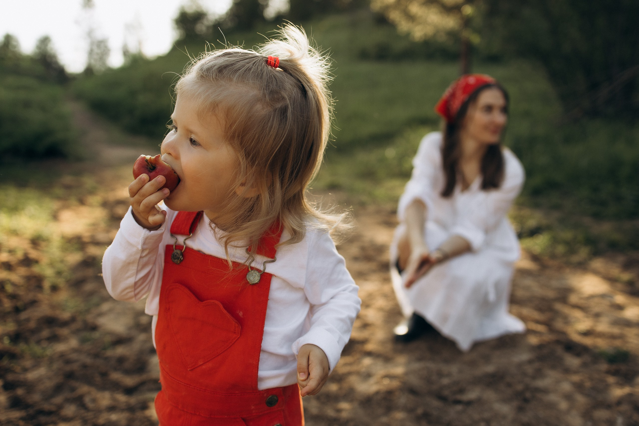 Семейная фотосессия на ферме с козами, овцами, оленями подарит естественные снимки с живыми эмоциями на фоне природы