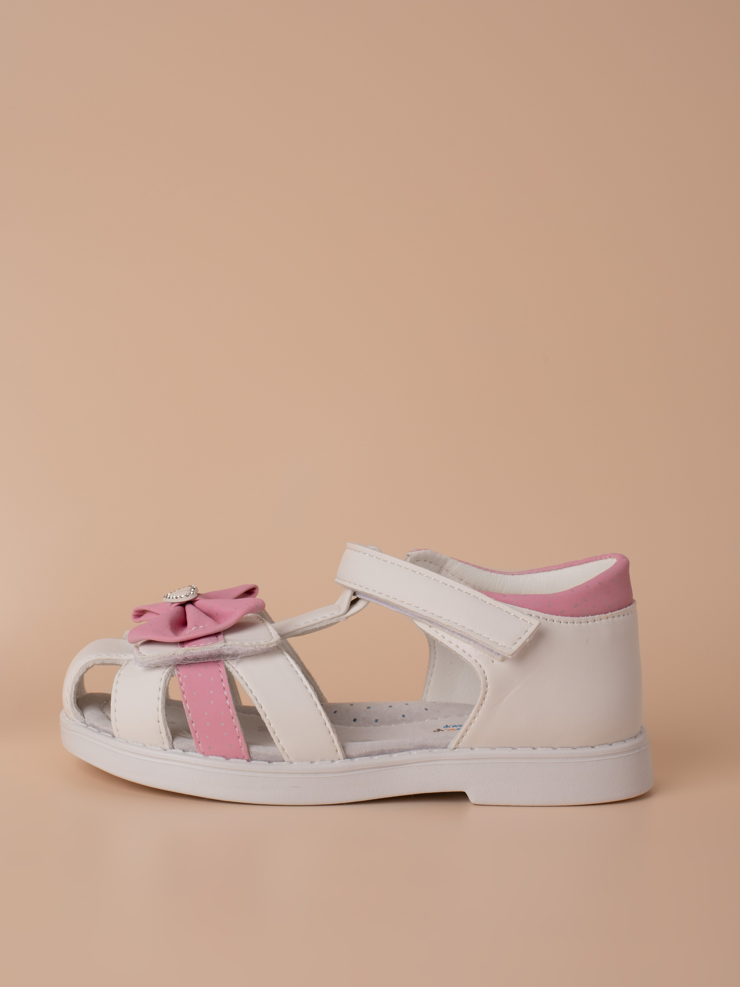 Сандали для девочки. Фотостудия предметной и модельной съёмки для маркетплейсов