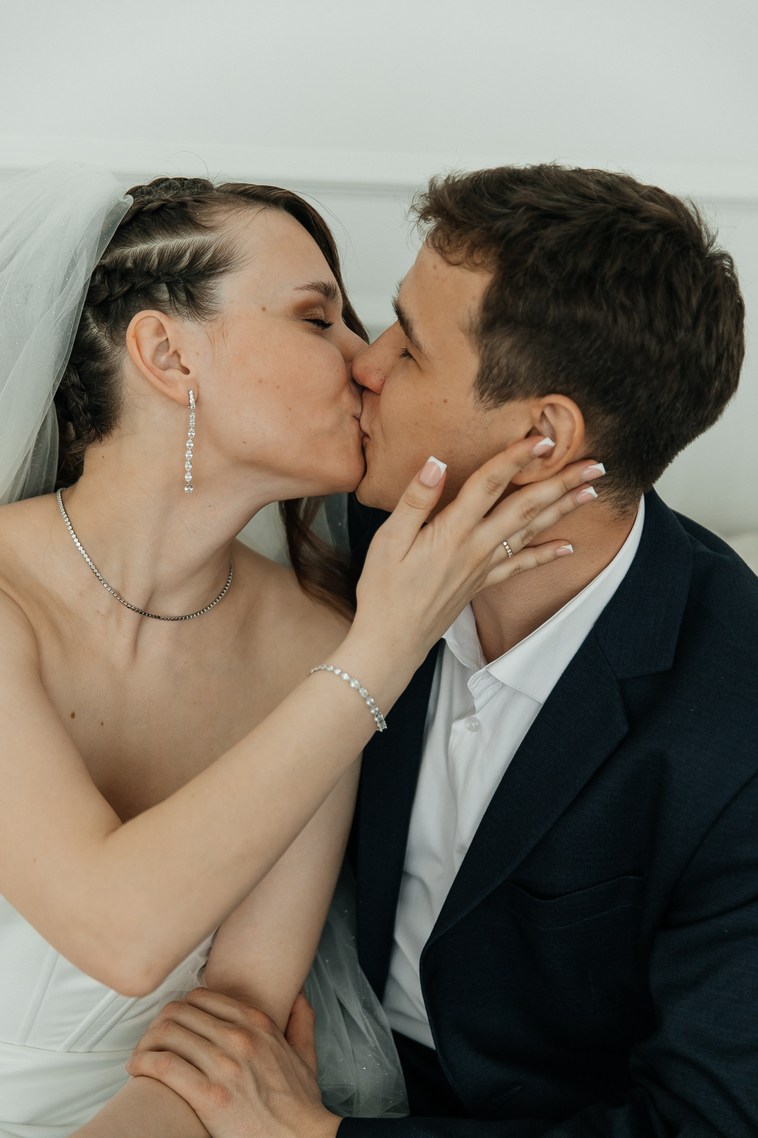 свадебная фотосъемка в&nbsp;ЗАГСе и&nbsp;прогулка. фотосессия. свадьбасвадьба, свадебная фотосессия, свадебный фотограф иркутск свадебная фотосъемка свадьбы невеста, молодожены, загс, дворец бракосочетания, кольца молодоженов, брак, фотограф иркутск. свадебное платье, позирование, 